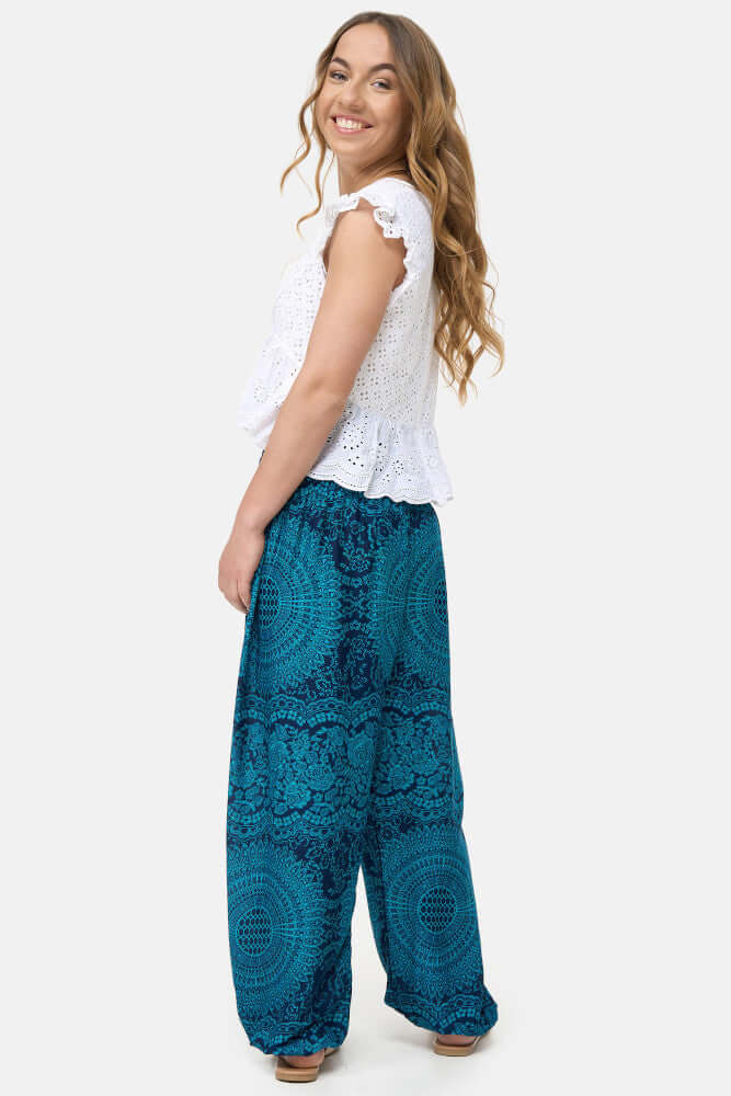 Frau in Haremshose Türkises Mandala Short Version von hinten
