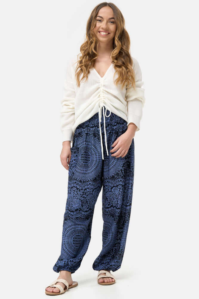 Frau in blauer kurzer Haremshose Nacht Mandala von vorne