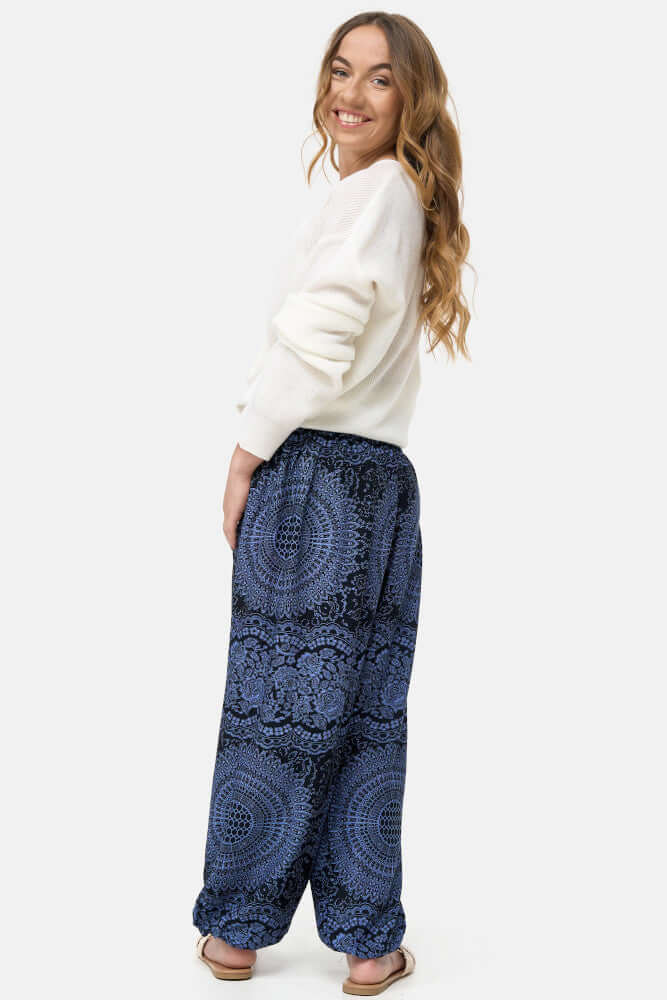 Frau in blauer kurzer Haremshose Nacht Mandala von hinten