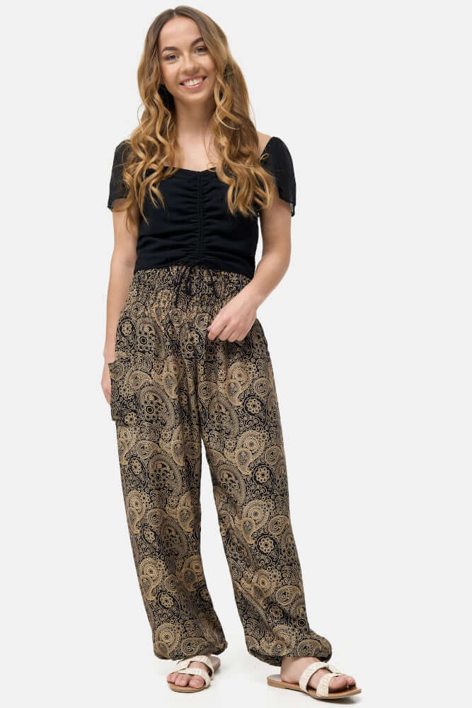 Frau in kurzer schwarz-goldener Haremshose Goldene Ornamente von vorne
