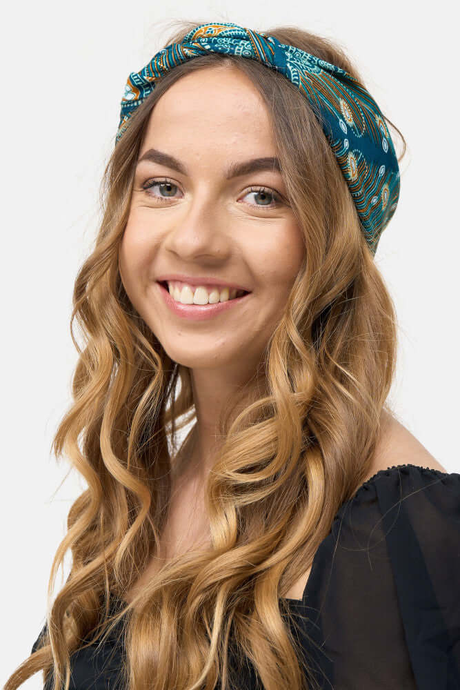 Frontalansicht des grün gemusterten Bandana