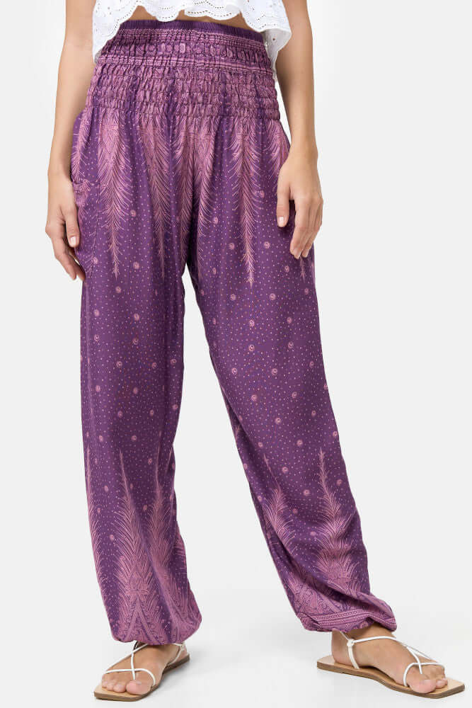 Frontalansicht der gemusterten Haremshose in der Farbe Lila