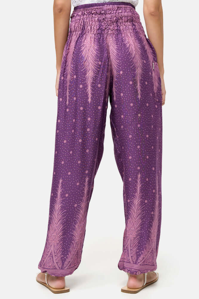 Rückansicht der gemusterten Haremshose in der Farbe Lila