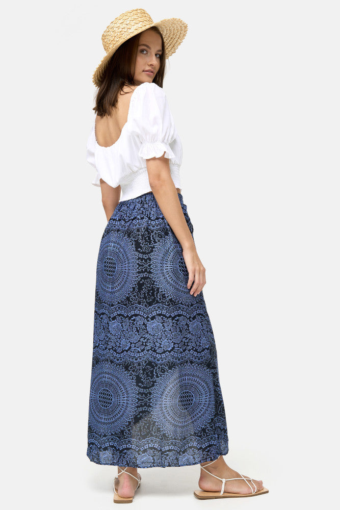 Frau in blau gemustertem Rock Nacht Mandala von hinten seitlich