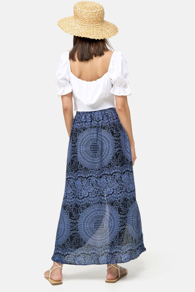 Frau in blau gemustertem Rock Nacht Mandala von hinten