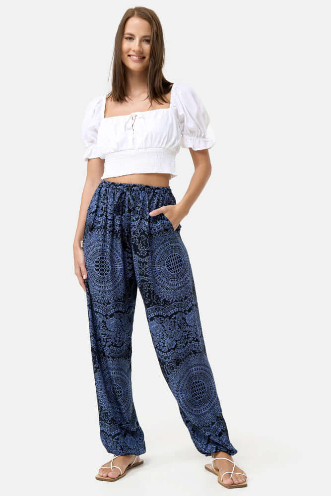 Frau in Chillerhose Nacht Mandala von vorne