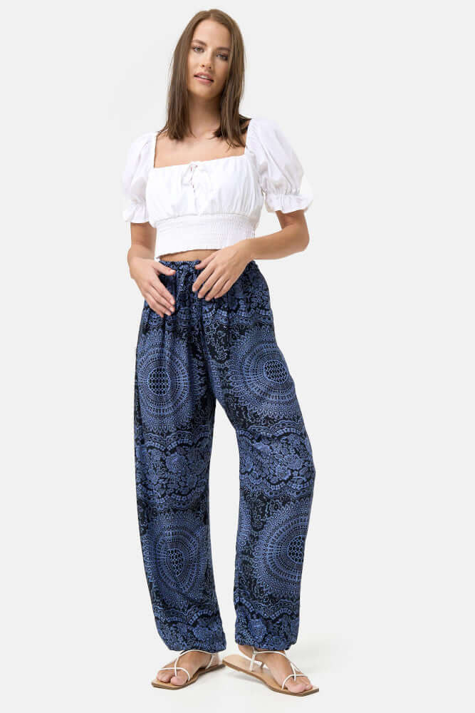Frau in Chillerhose Nacht Mandala von vorne