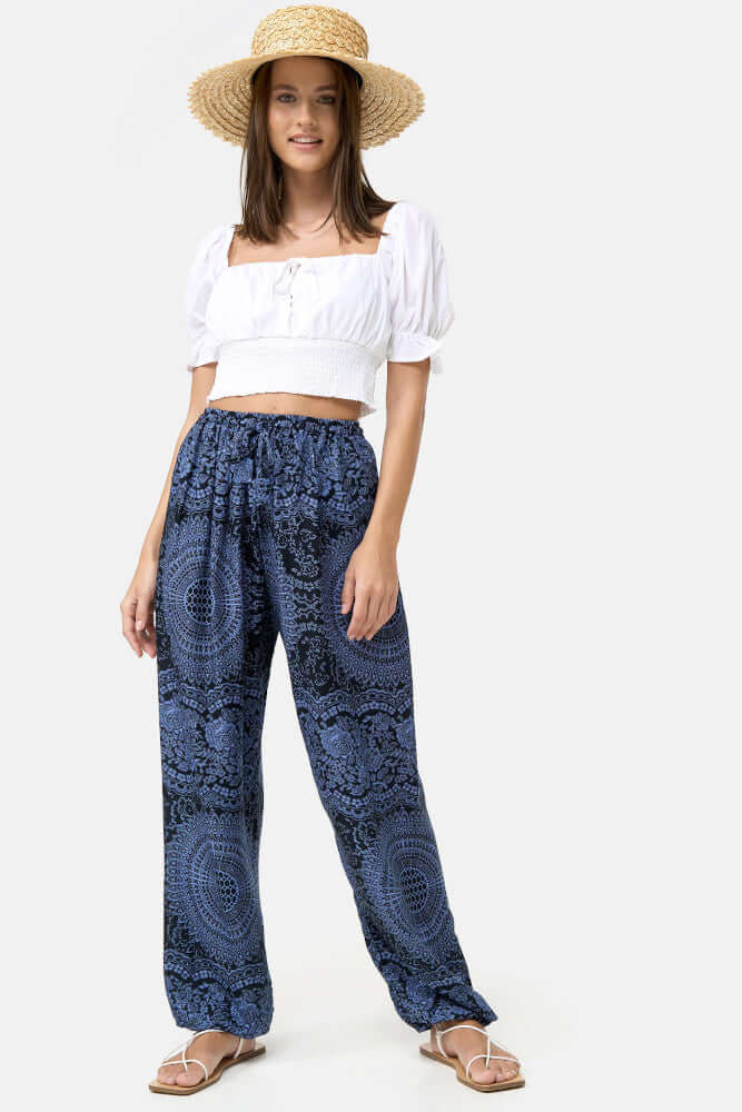 Frau in Chillerhose Nacht Mandala von vorne