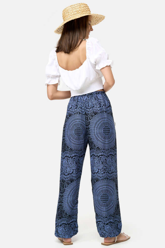 Frau in Chillerhose Nacht Mandala von hinten