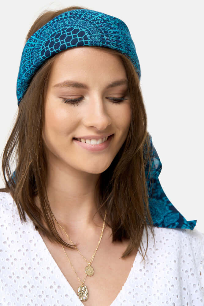 Frontalansicht eines türkis-gemusterten Bandana