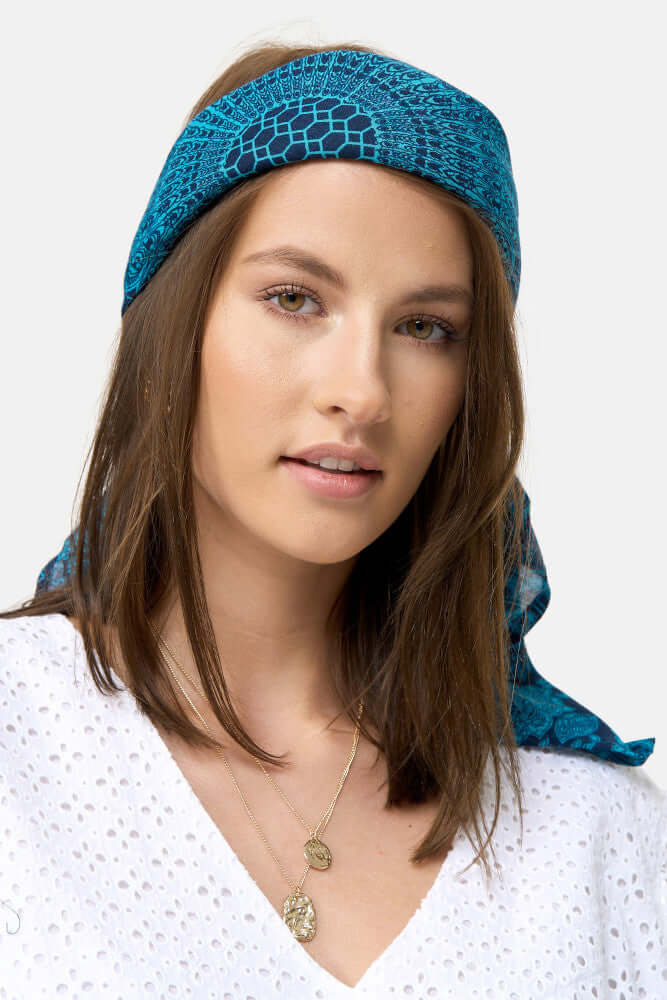 Frontalansicht eines türkis-gemusterten Bandana