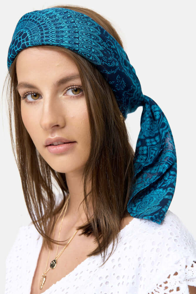Frontalansicht eines türkis-gemusterten Bandana