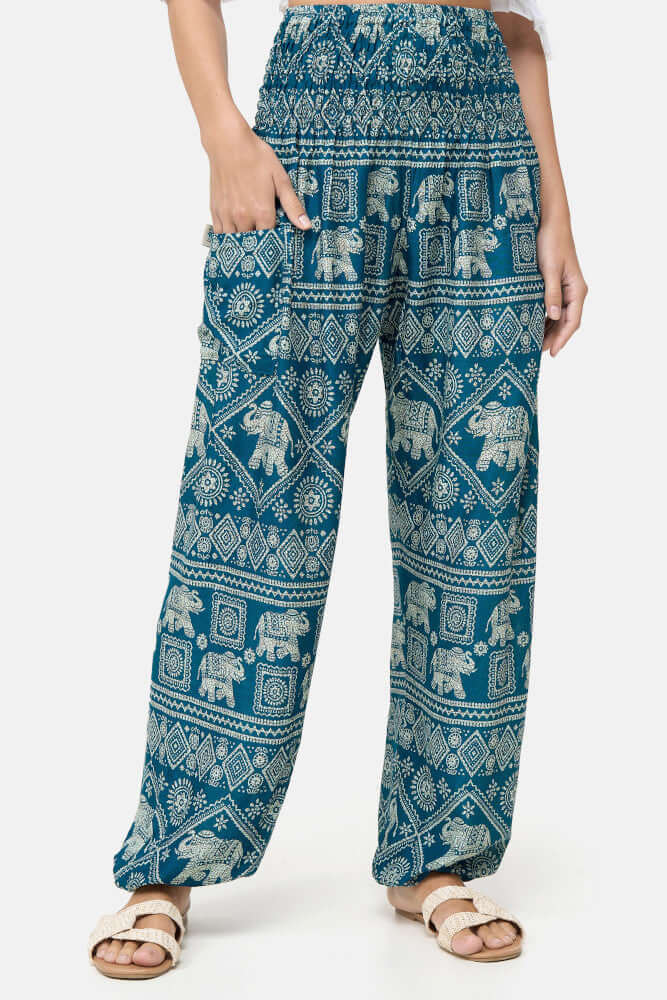 Frontalansicht der türkisen Haremshose mit weißem Elefantenmuster