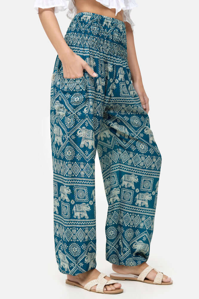 Seitenansicht der türkisen Haremshose mit weißem Elefantenmuster