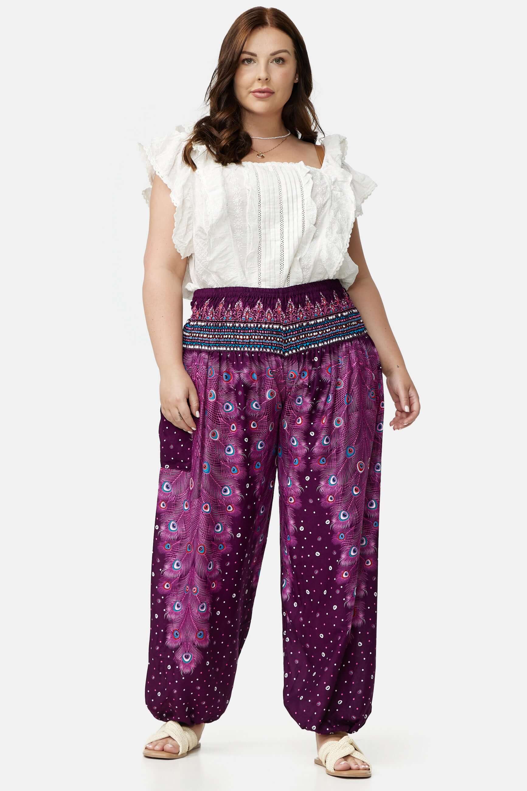 Frau in Haremshose Lila Pfauenauge Plus Size von vorne