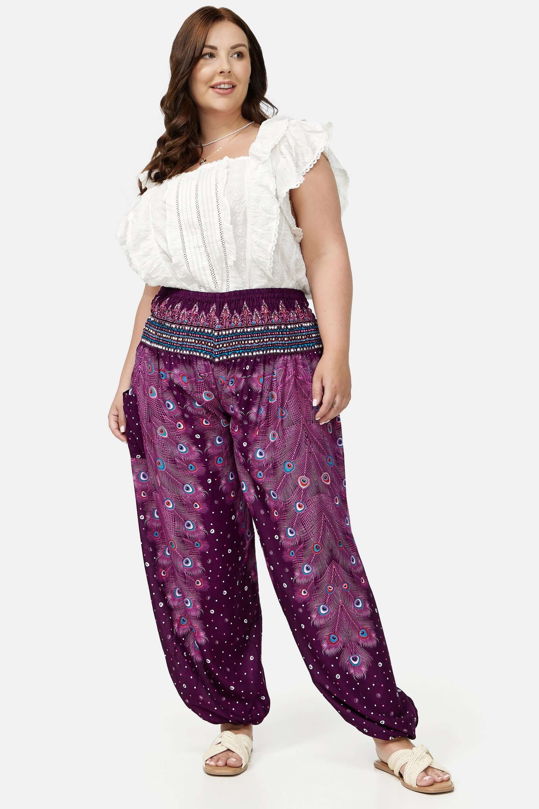 Frau in Haremshose Lila Pfauenauge Plus Size von vorne