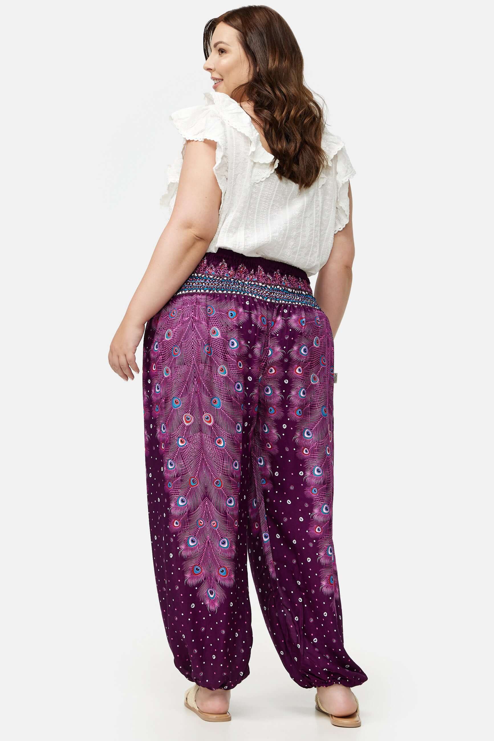 Frau in Haremshose Lila Pfauenauge Plus Size von hinten