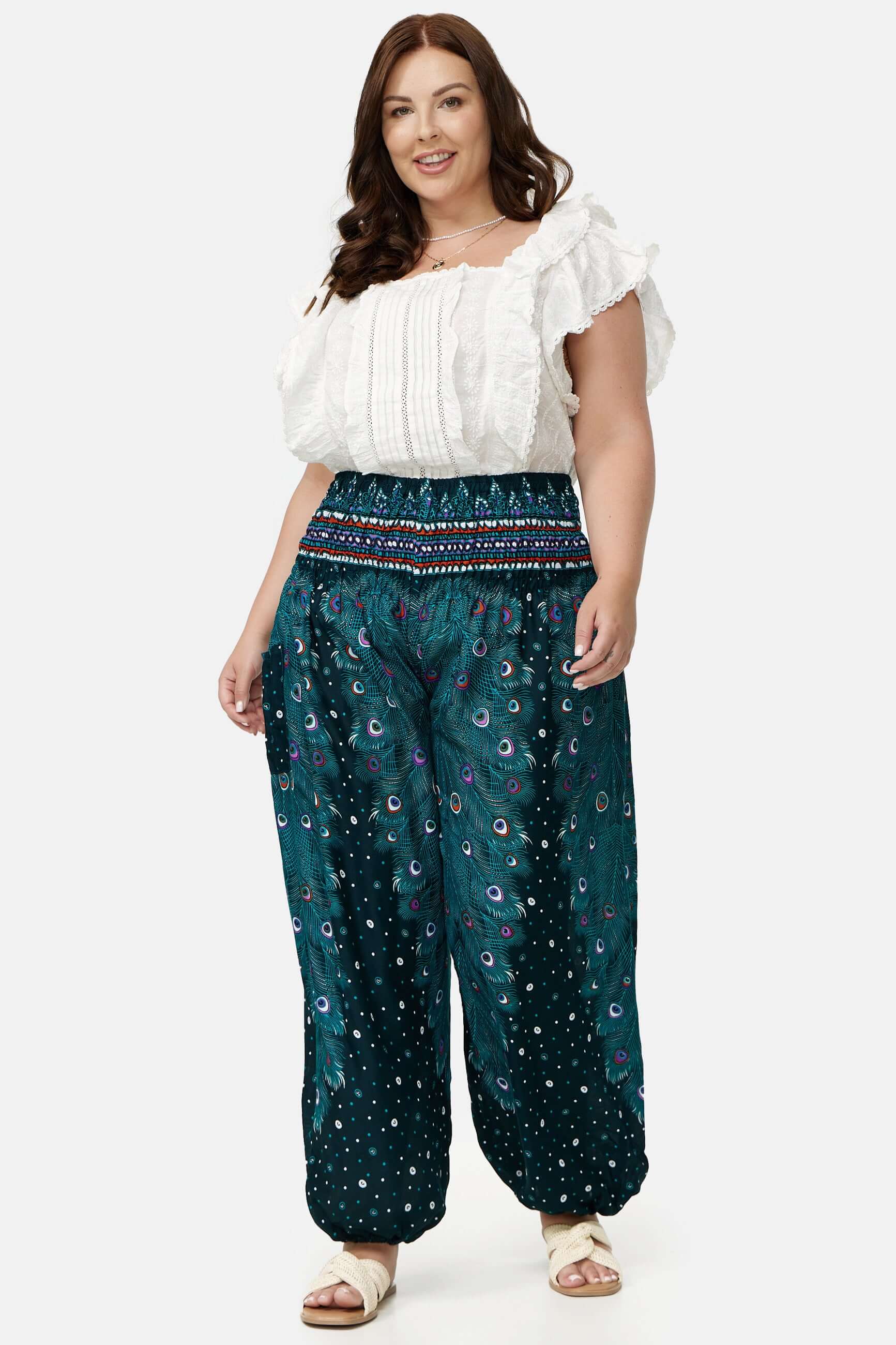 Frau in blau gemusterter Haremshose Grünes Pfauenauge Plus Size von vorne