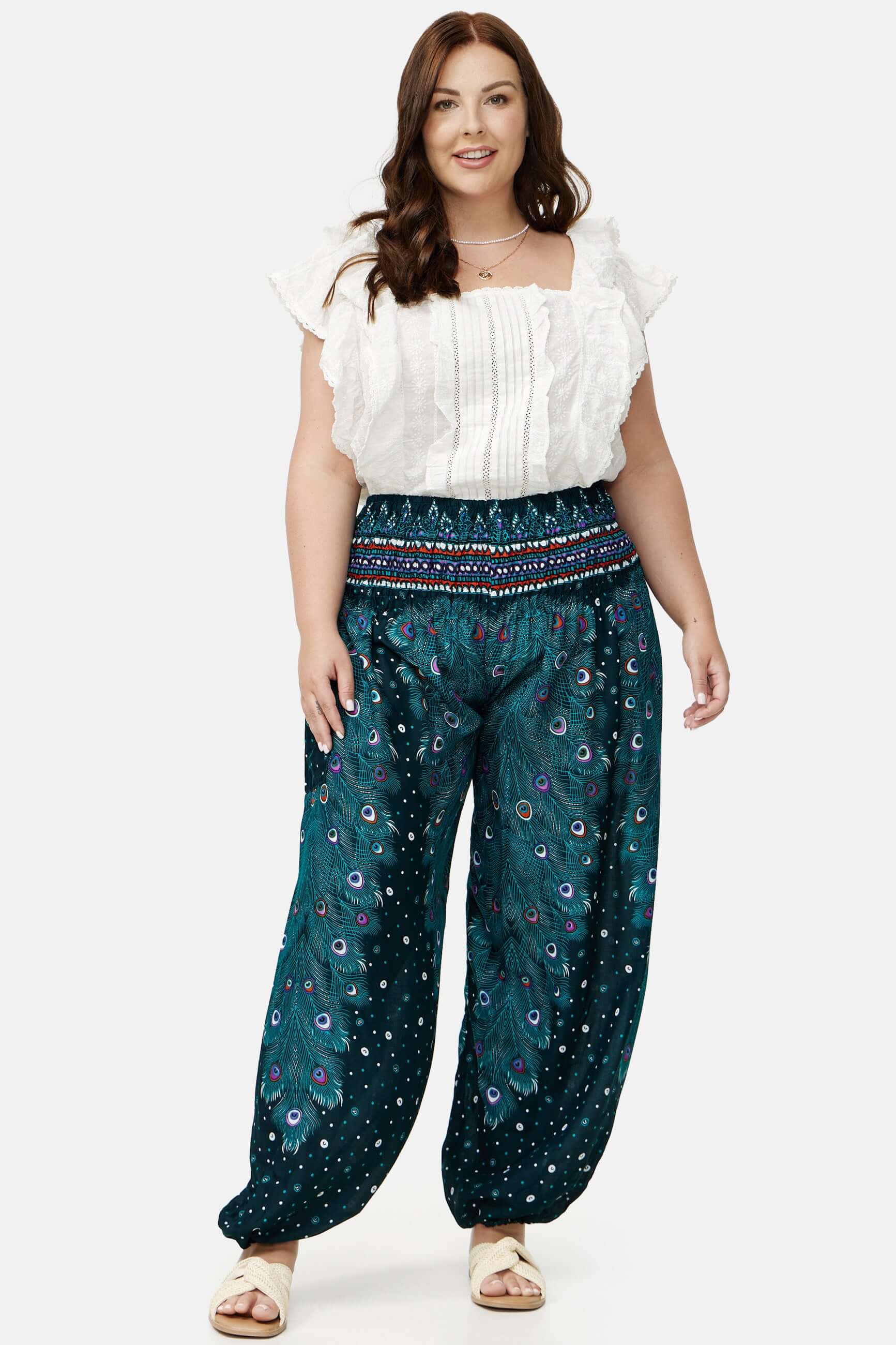 Frau in blau gemusterter Haremshose Grünes Pfauenauge Plus Size von vorne
