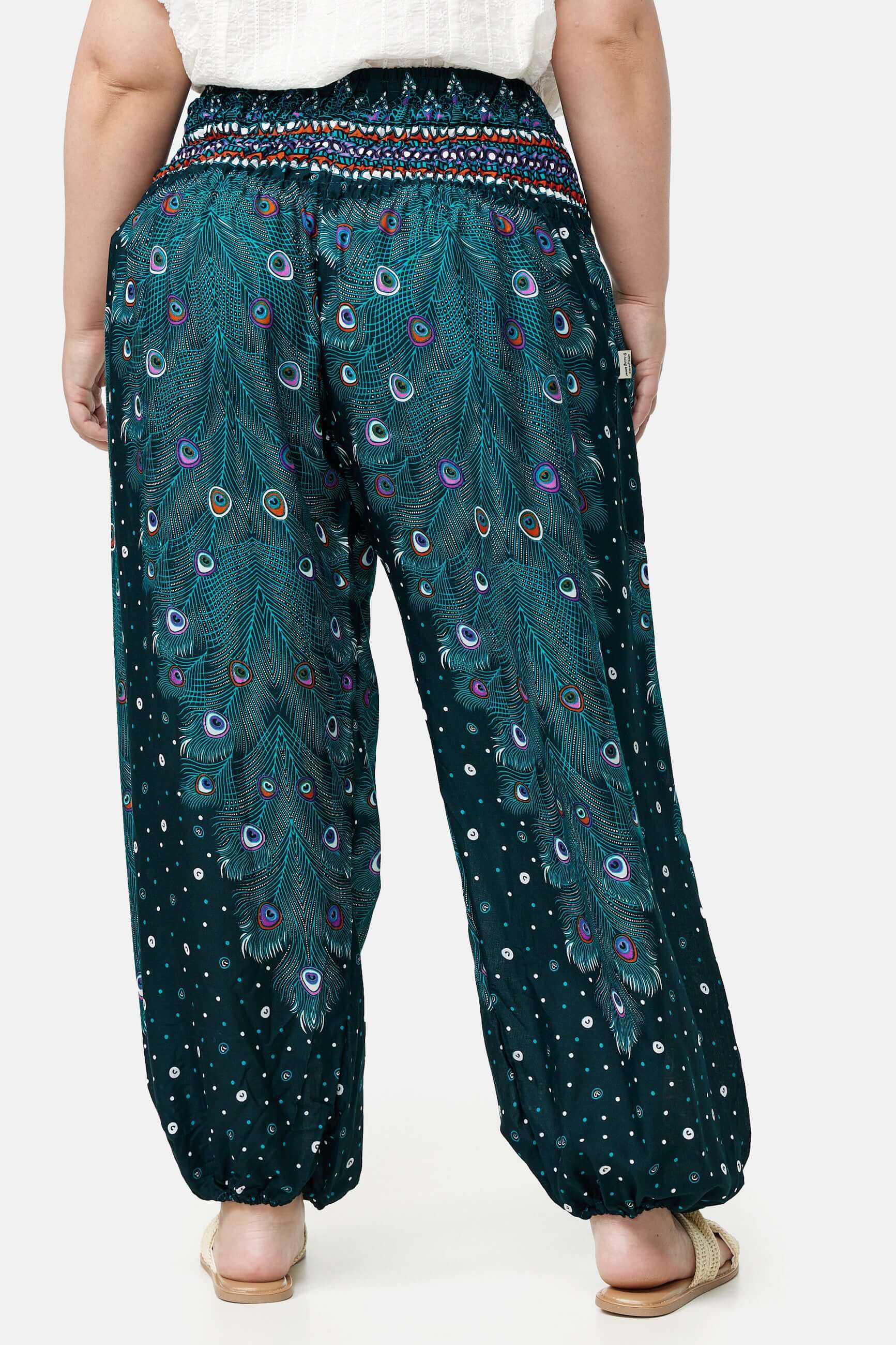 Blau gemusterte Haremshose Grünes Pfauenauge Plus Size von hinten close-up