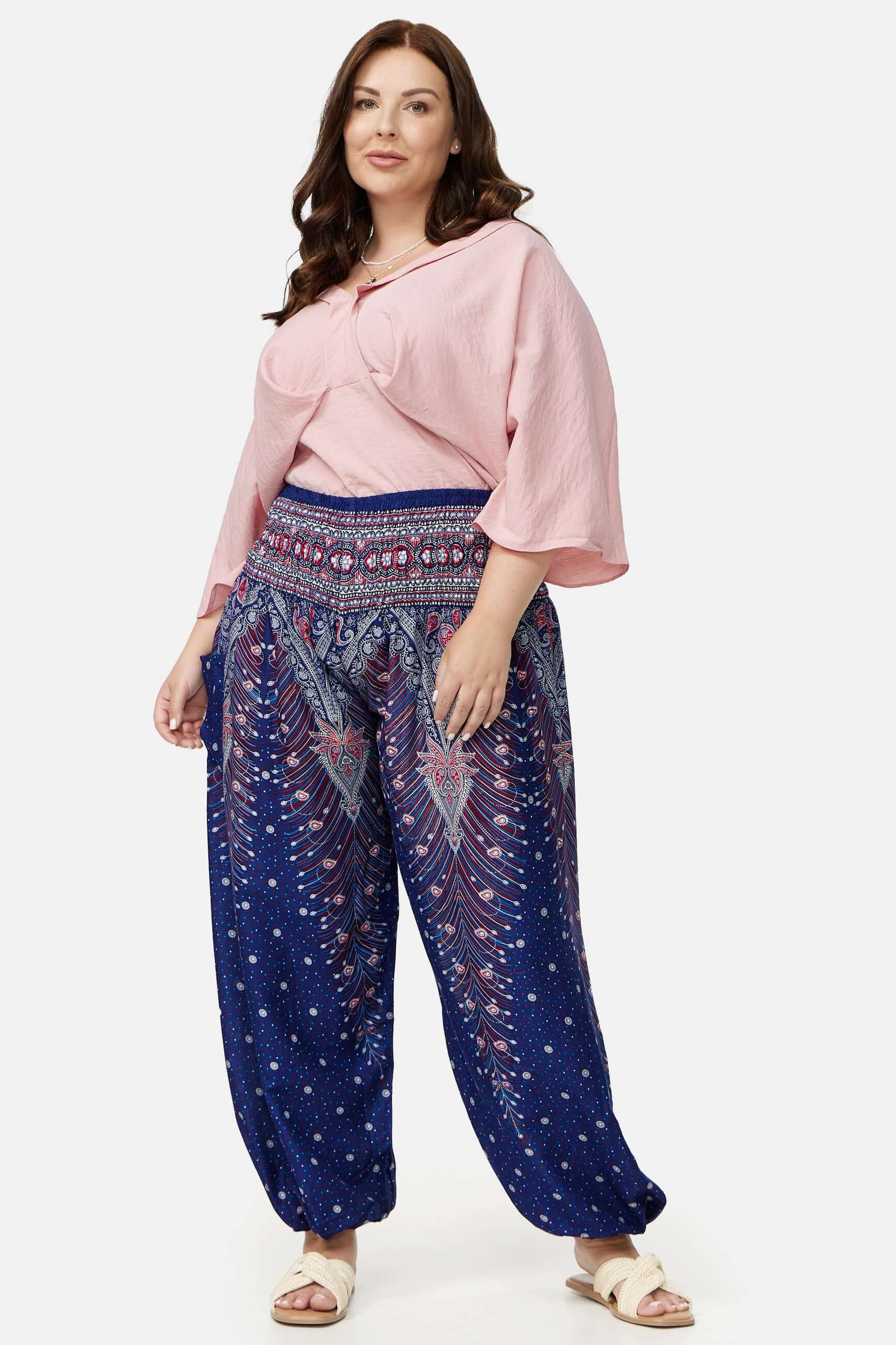 Frau in Haremshose Orientalische Nacht Plus Size von vorne