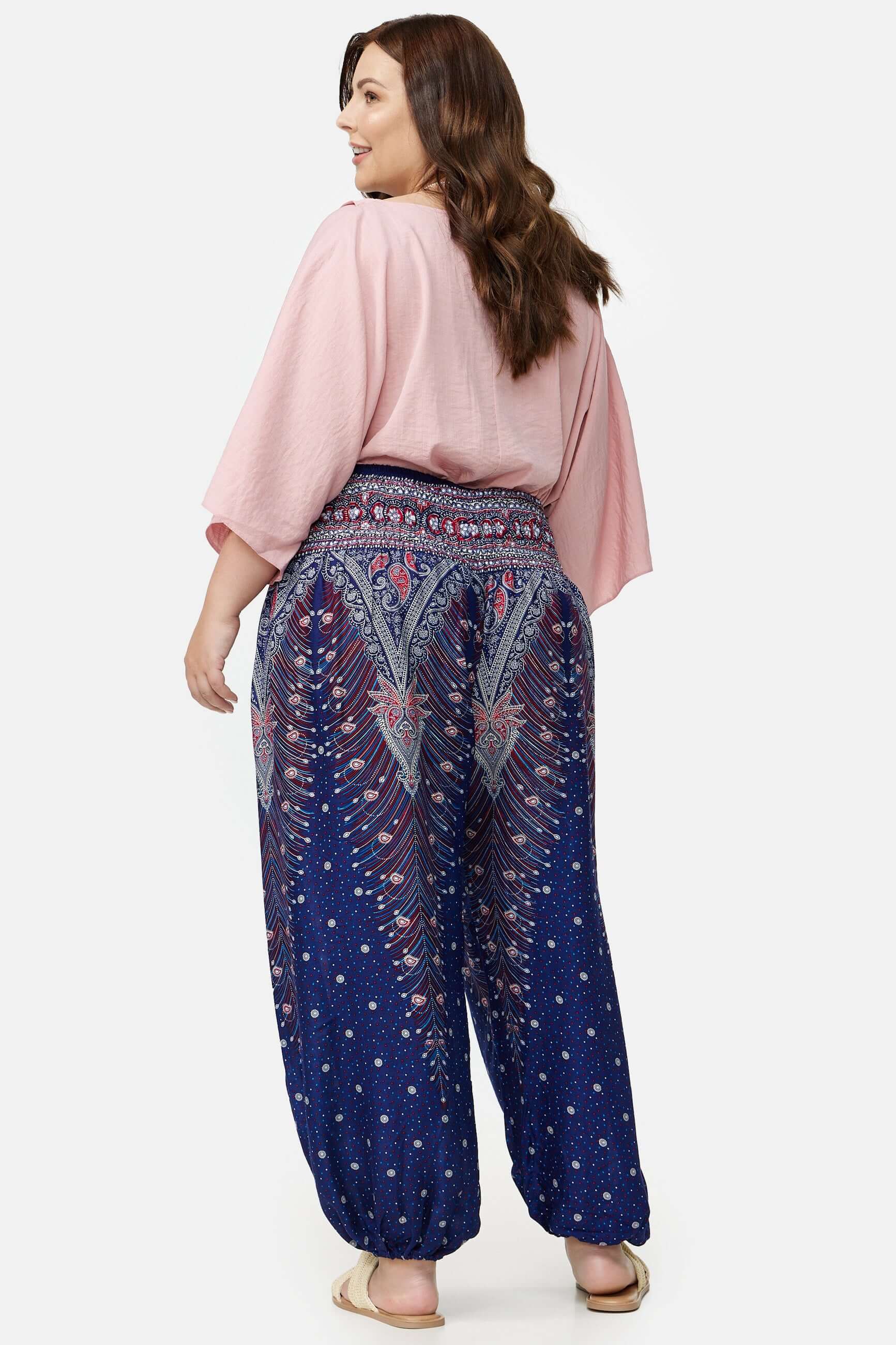 Frau in Haremshose Orientalische Nacht Plus Size von hinten
