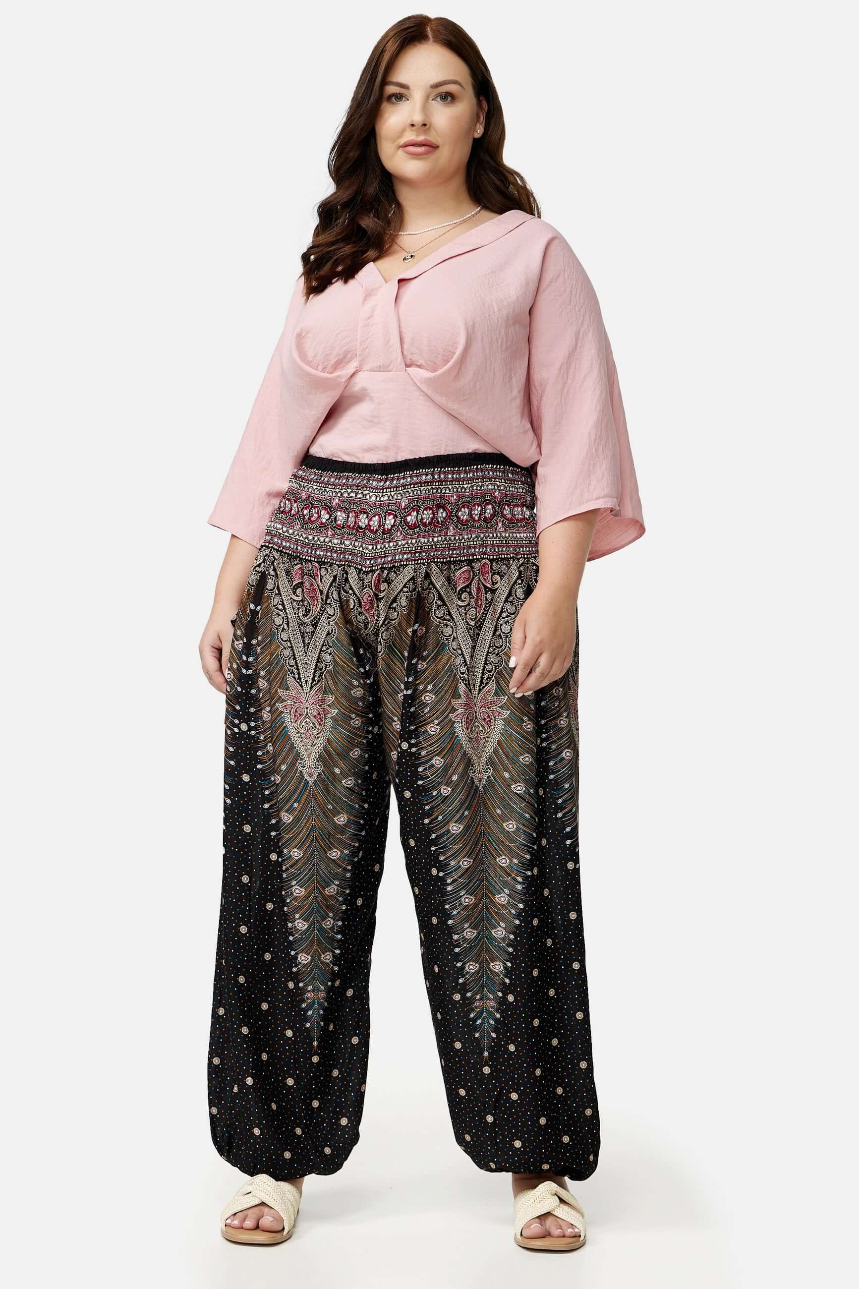 Frau in schwarz-bunter Haremshose Orientalisches Universum Plus Size von vorne