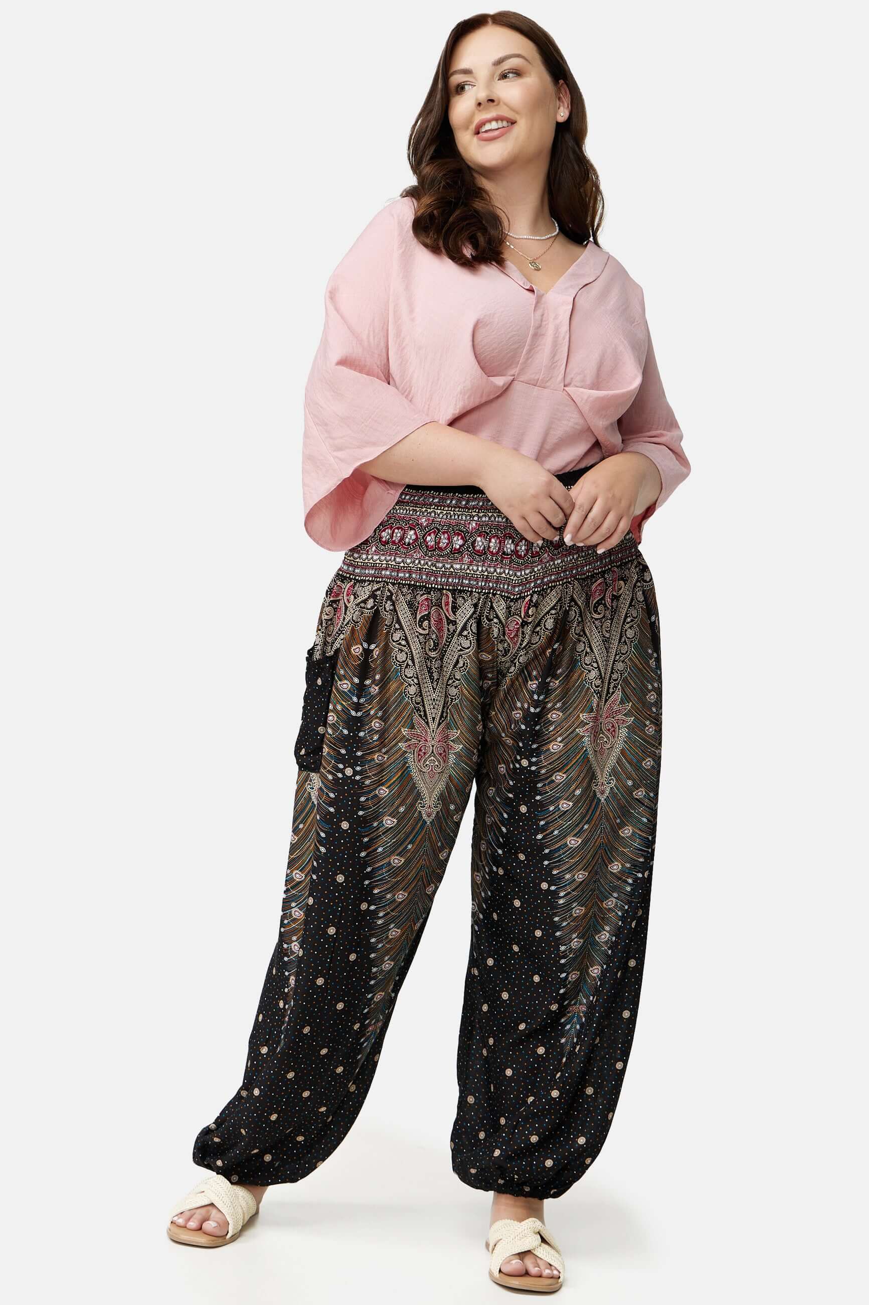 Frau in schwarz-bunter Haremshose Orientalisches Universum Plus Size von vorne