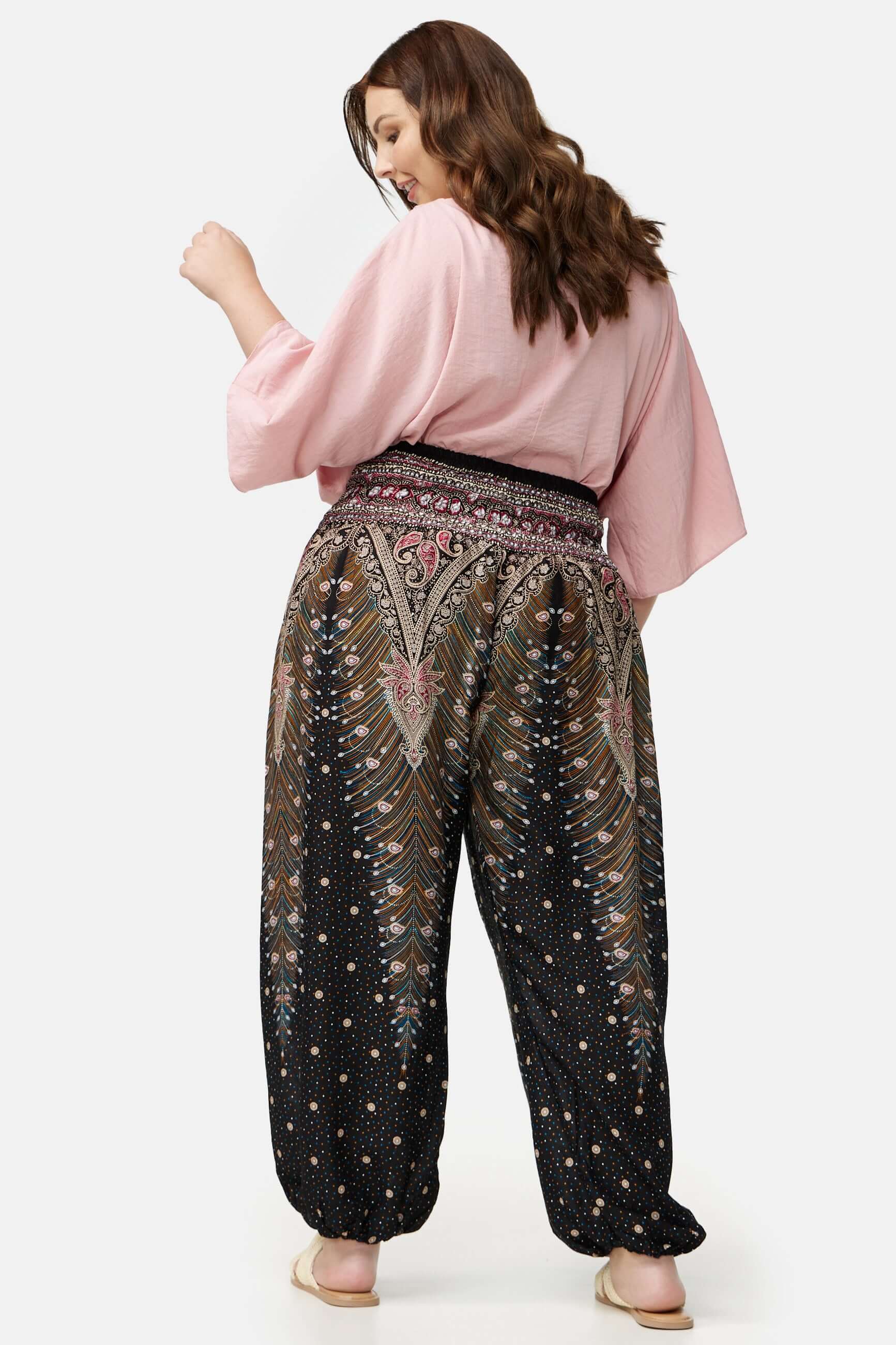 Frau in schwarz-bunter Haremshose Orientalisches Universum Plus Size von hinten