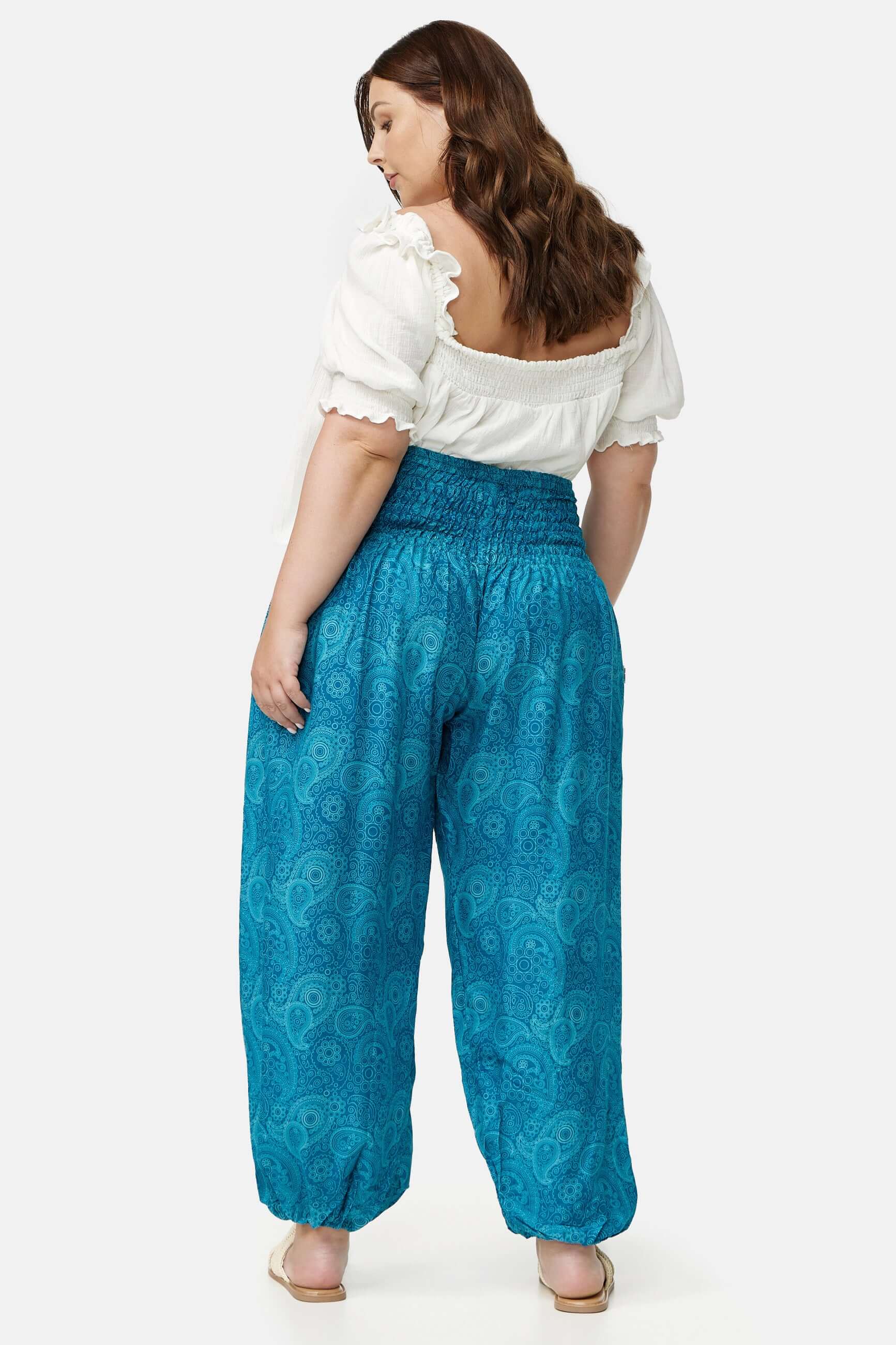 Frau in Haremshose Türkise Ornamente Plus Size Version von hinten