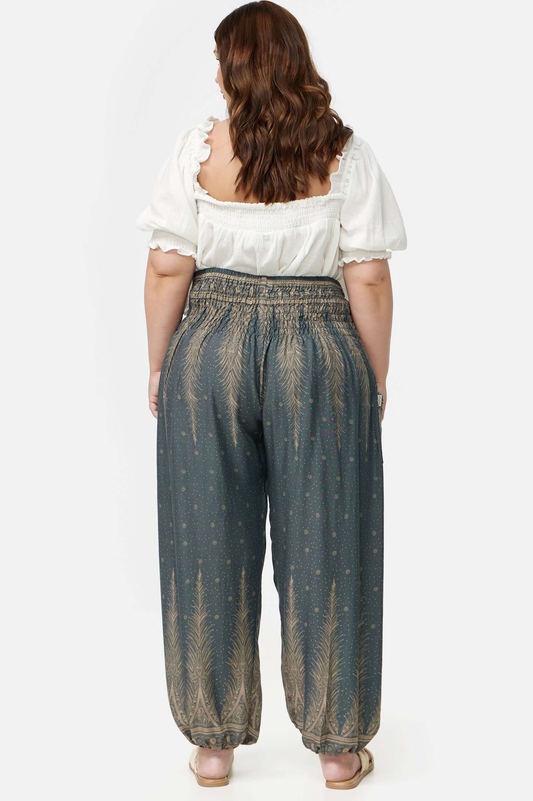 Frau in Haremshose Felsenmeer Plus Size Rückansicht