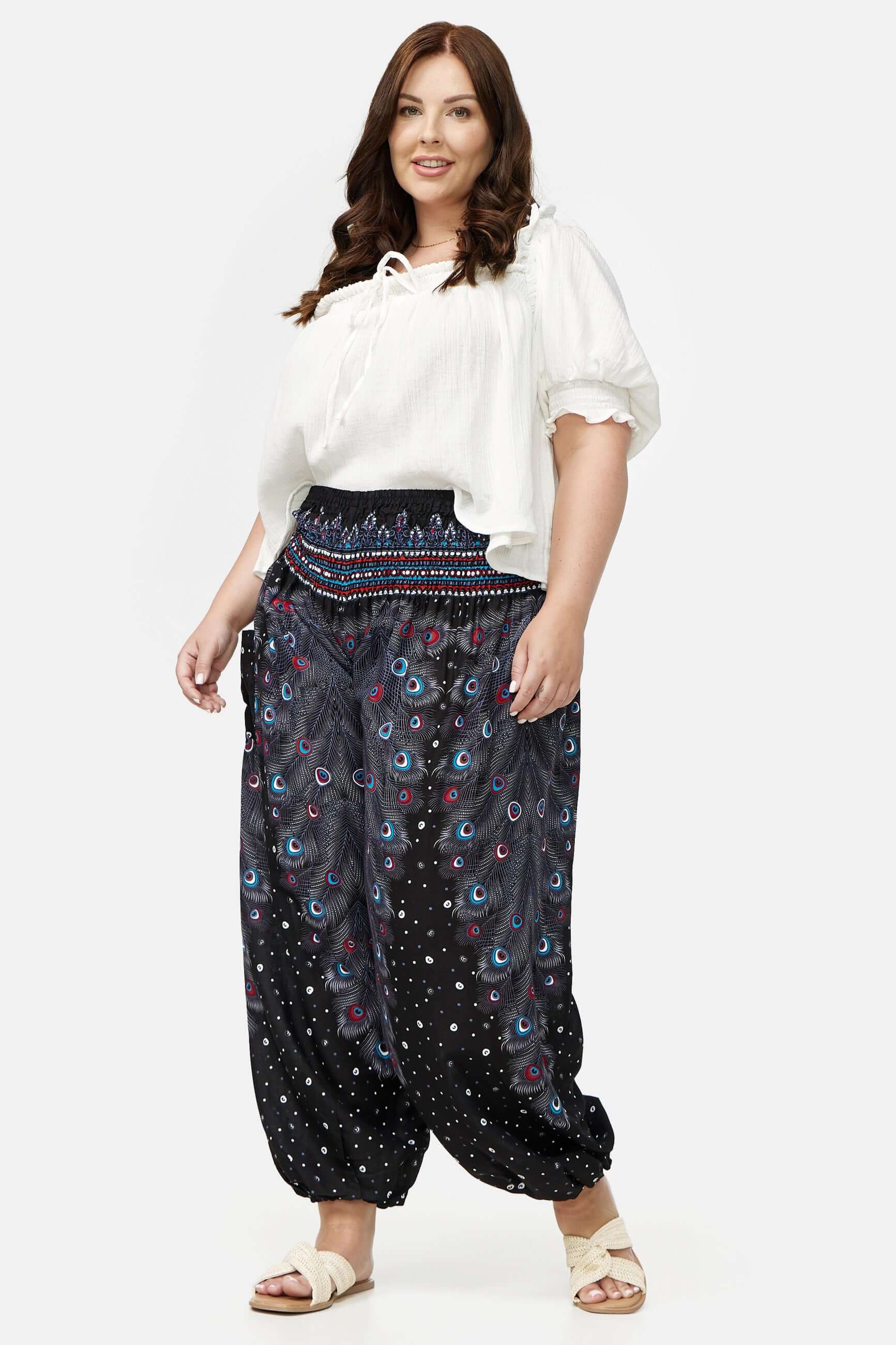 Frau in schwarz gemusterter Haremshose Schwarzer Pfauenauge Plus Size von vorne