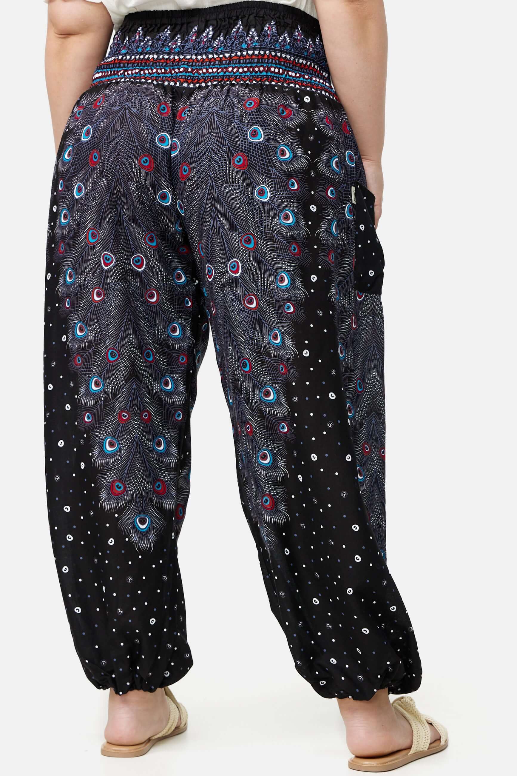 Schwarz gemusterte Haremshose Schwarzes Pfauenauge Plus Size close-up von hinten