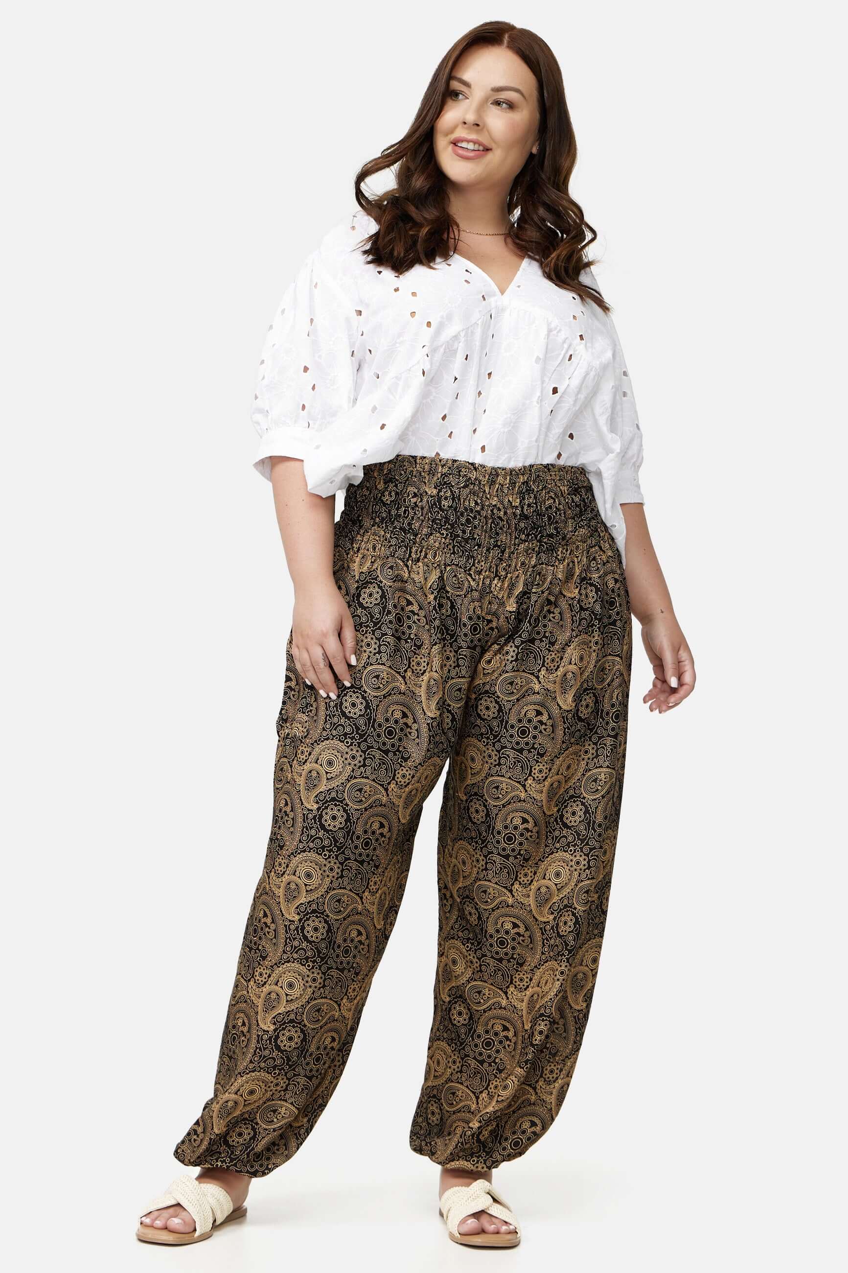 Frau in schwarz-goldener Haremshose Goldene Ornamente Plus Size von vorne