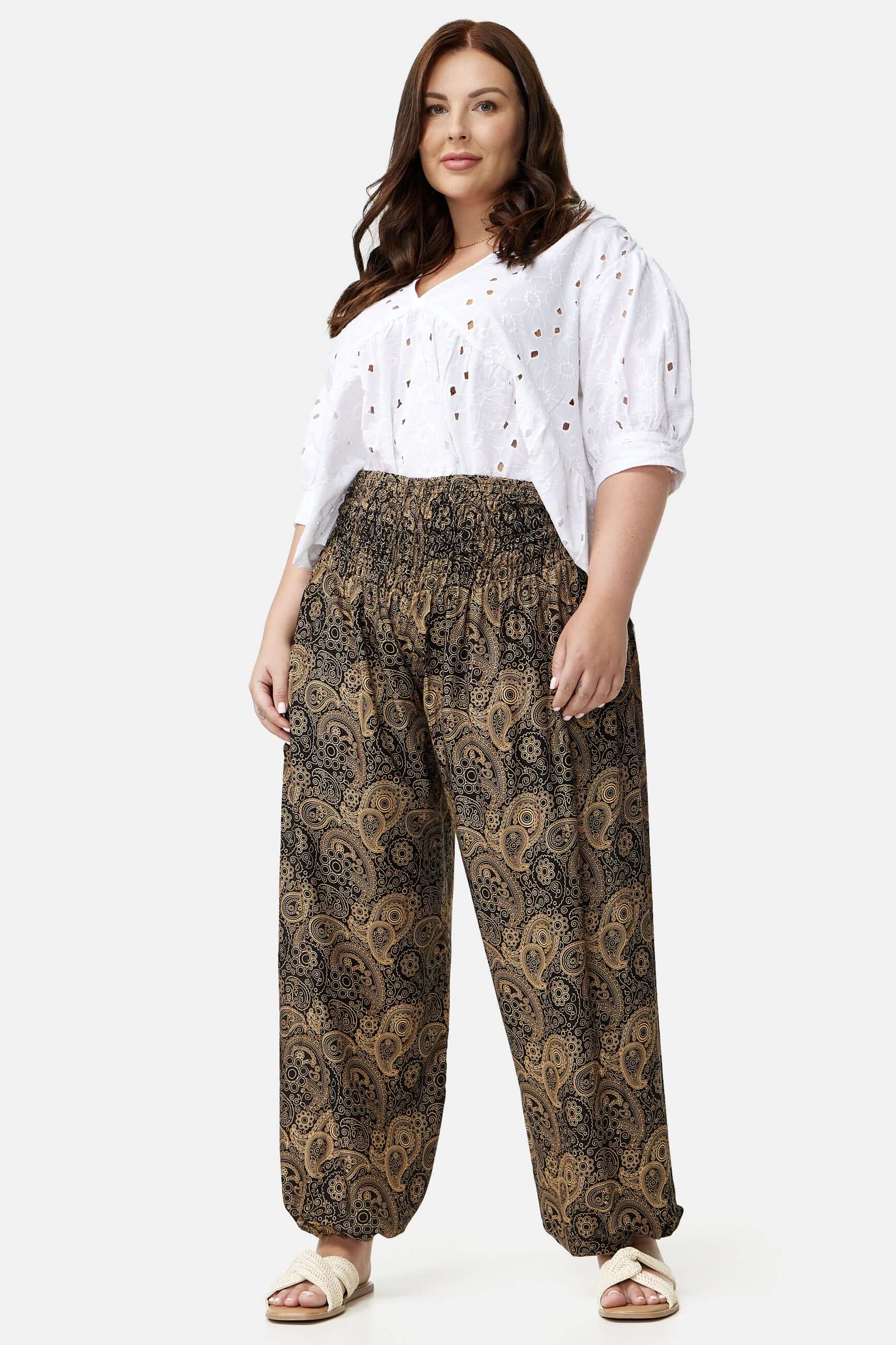 Frau in schwarz-goldener Haremshose Goldene Ornamente Plus Size von vorne