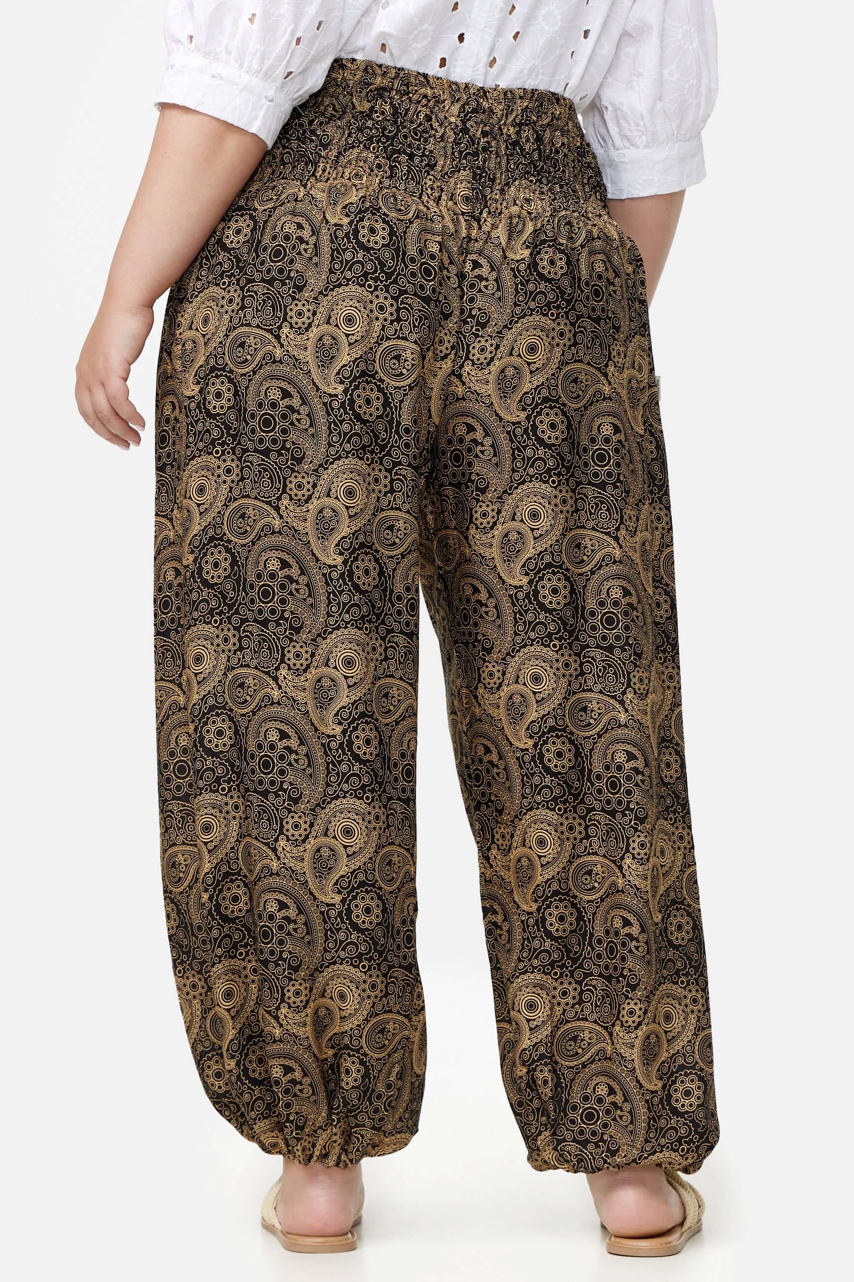 Schwarz-goldene Haremshose Goldene Ornamente Plus Size von hinten close-up