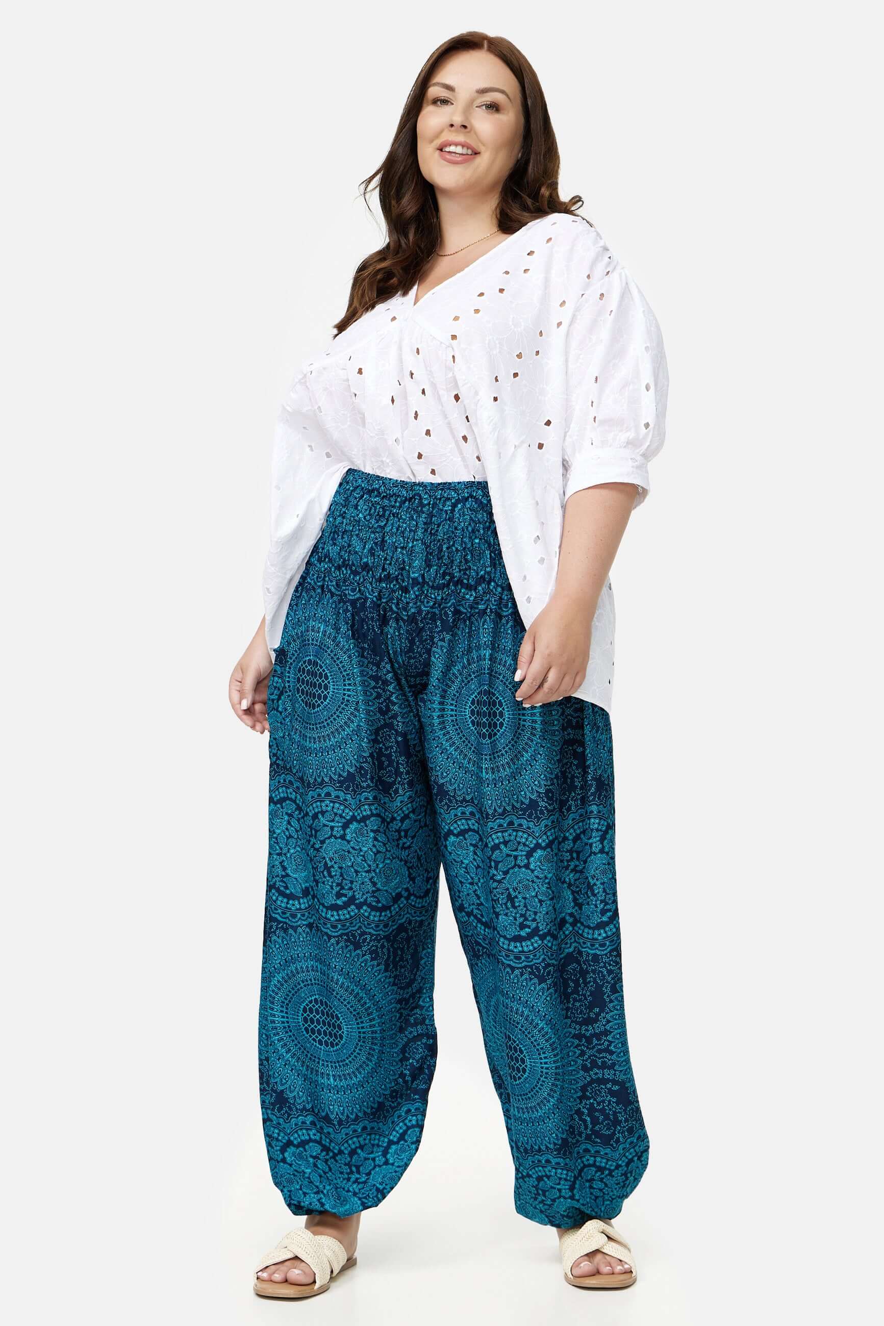 Frau in Haremshose Türkises Mandala Plus Size von vorne