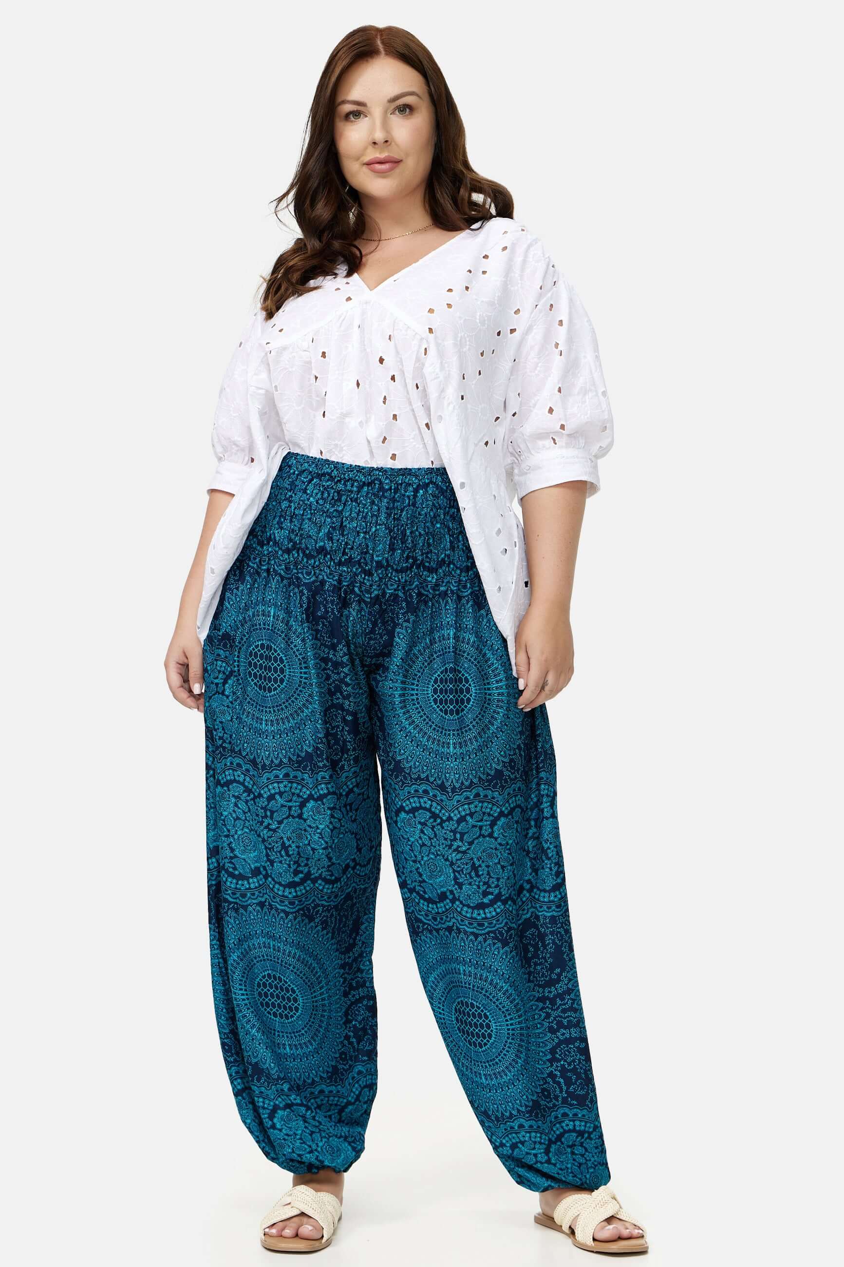 Frau in Haremshose Türkises Mandala Plus Size von vorne