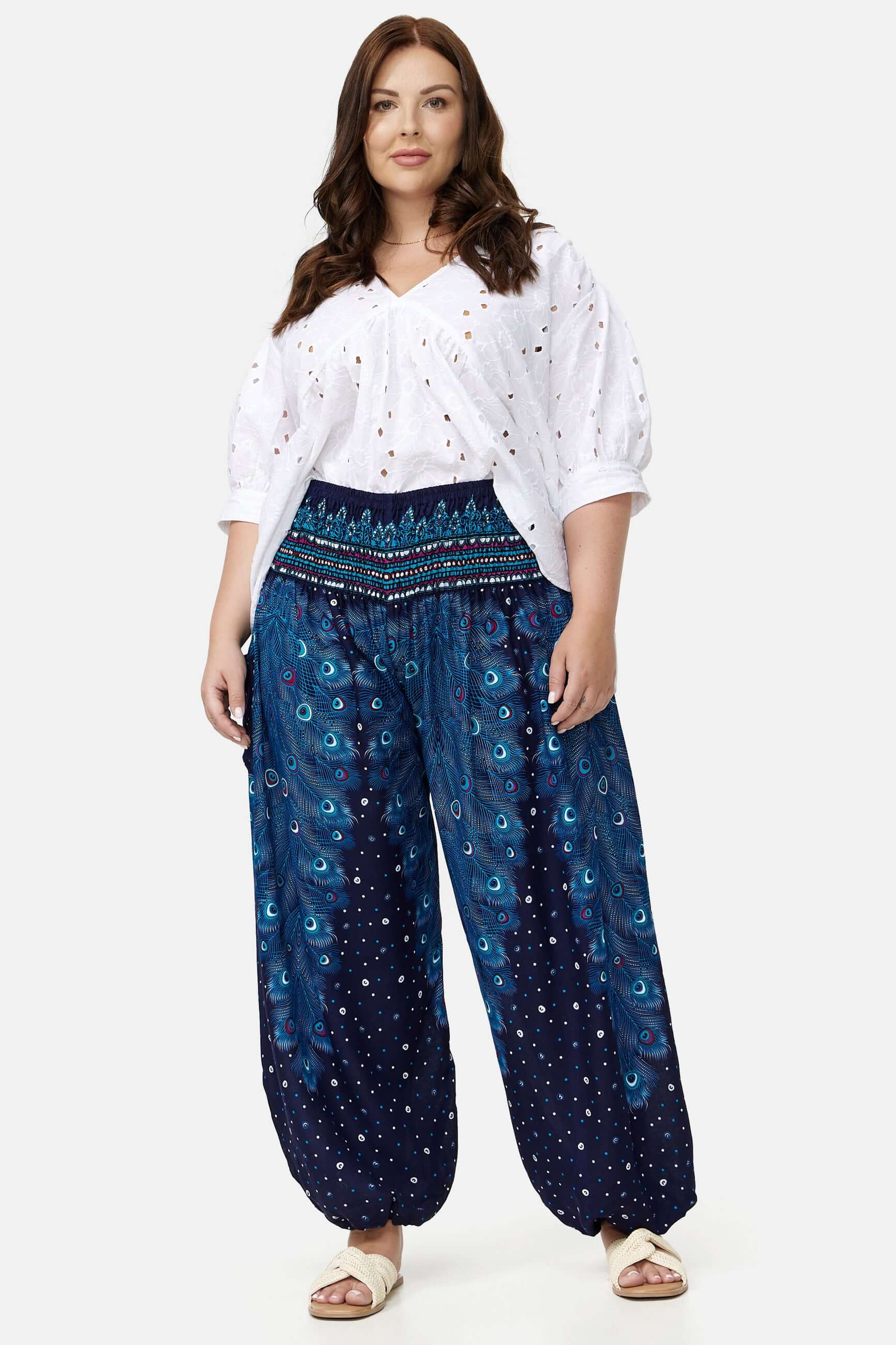 Frau in Haremshose Blaues Pfauenauge Plus Size von vorne