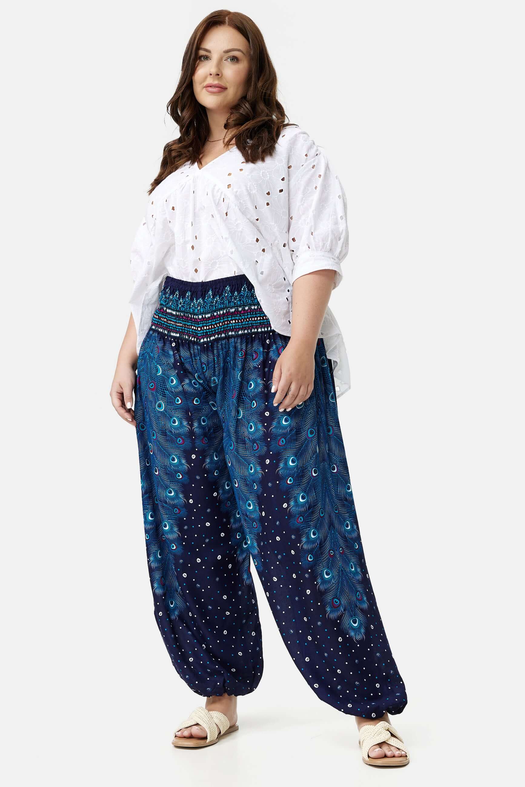 Frau in Haremshose Blaues Pfauenauge Plus Size von vorne