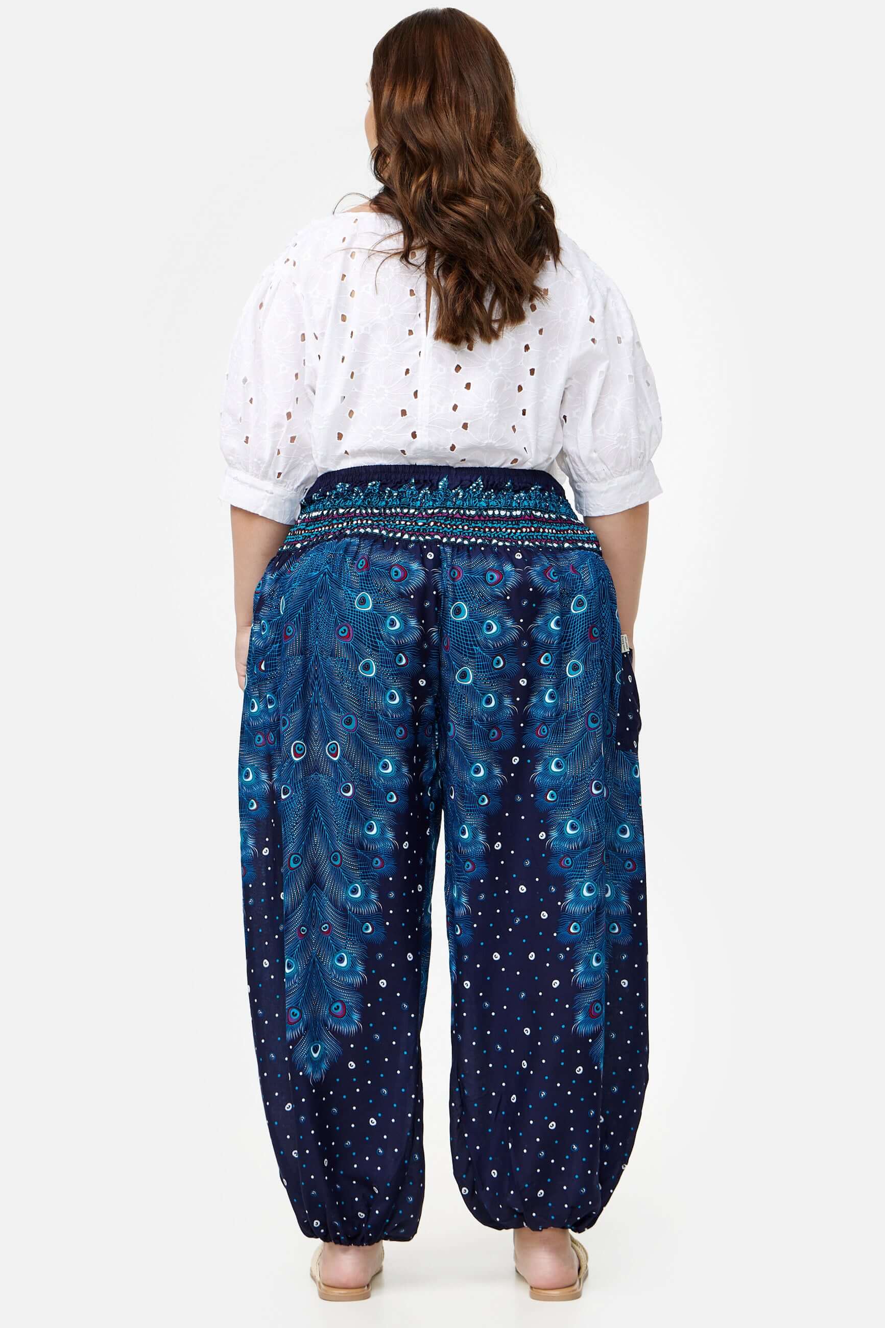 Frau in Haremshose Blaues Pfauenauge Plus Size von hinten