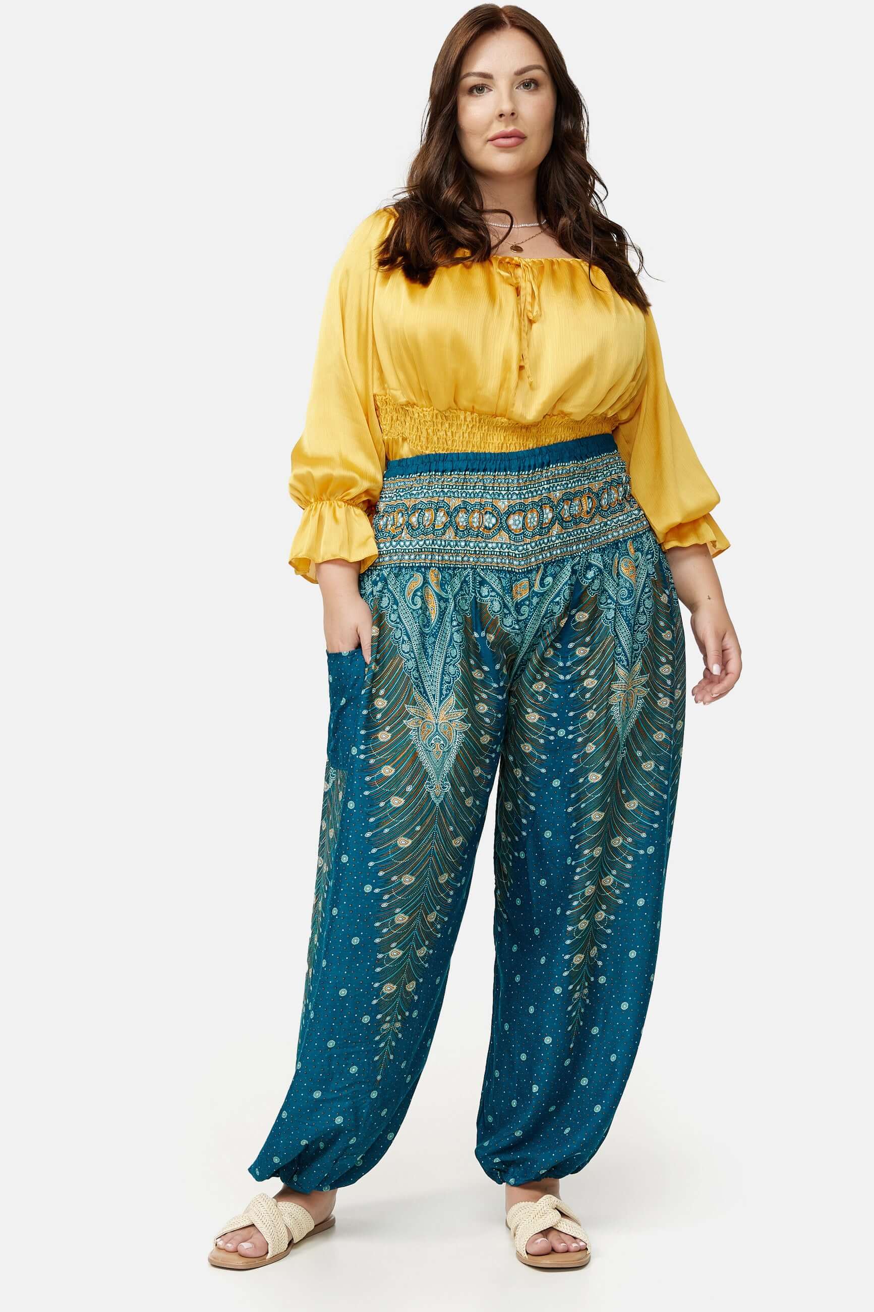 Frau in Haremshose Orientalisches Meer Plus Size von vorne