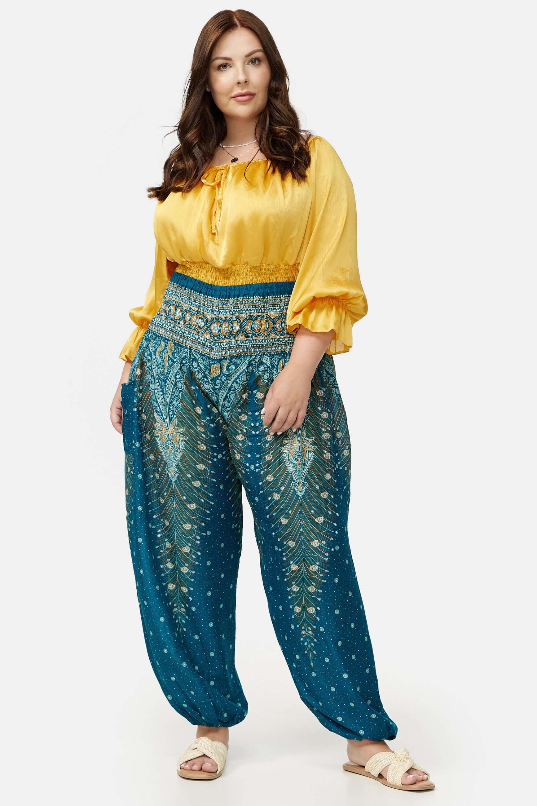 Frau in Haremshose Orientalisches Meer Plus Size von vorne