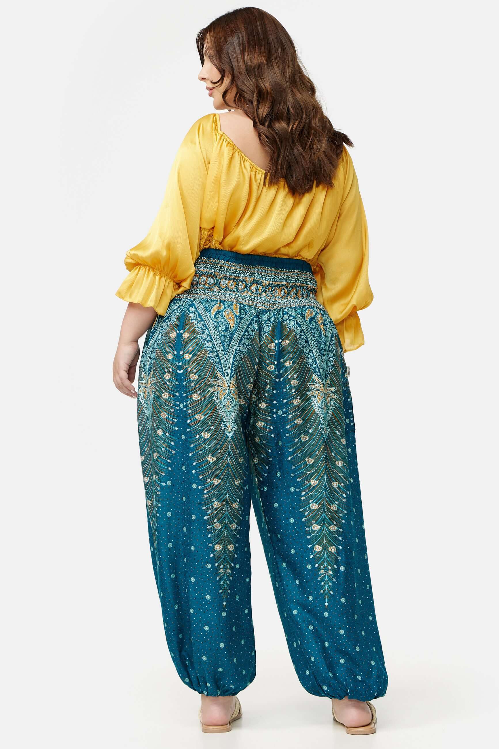 Frau in Haremshose Orientalisches Meer Plus Size von hinten
