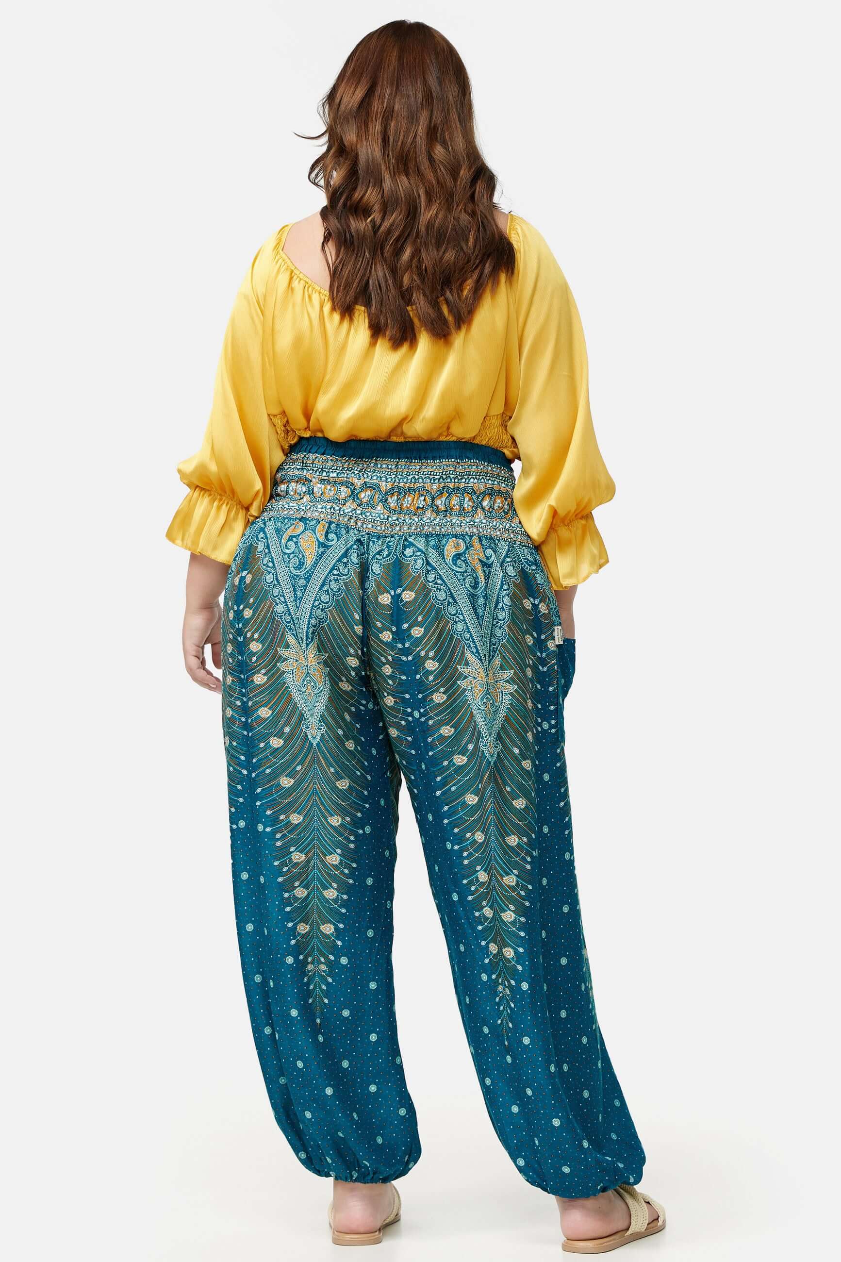 Frau in Haremshose Orientalisches Meer Plus Size von hinten