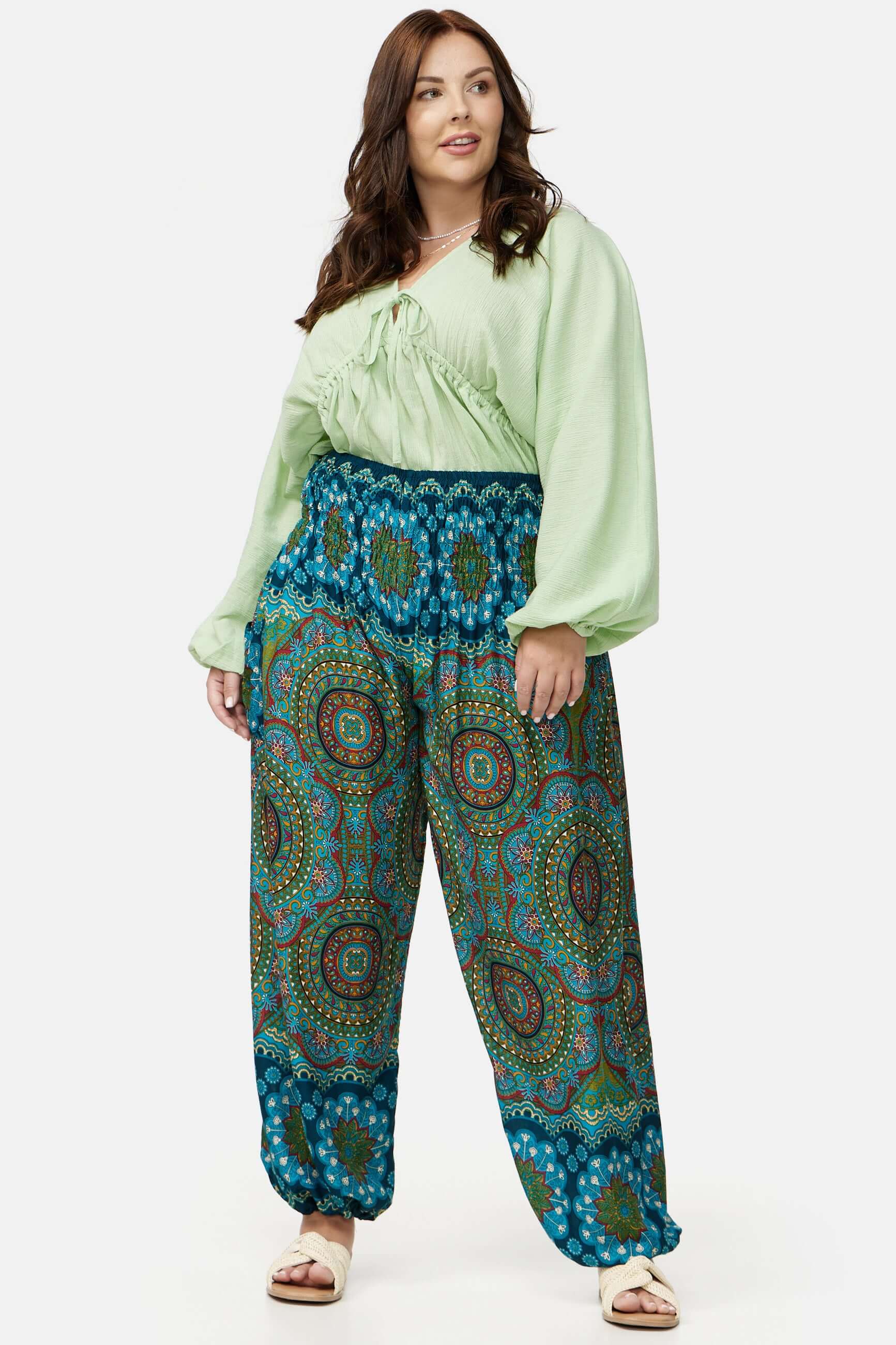 Frau in grün-blau gemusterter Haremshose Ozean Ornamente Plus Size von vorne