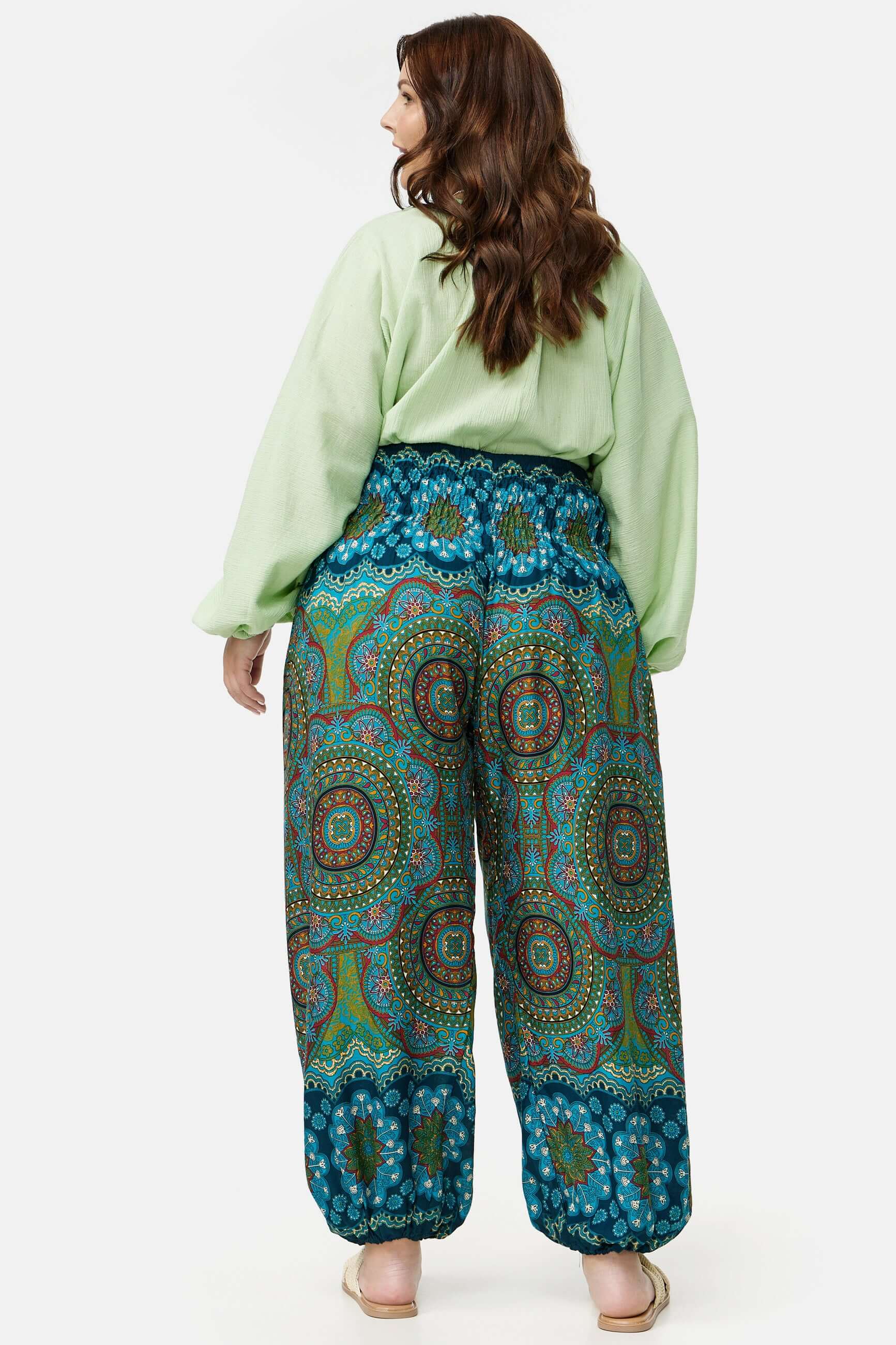 Frau in grün-blau gemusterter Haremshose Ozean Ornamente Plus Size von hinten