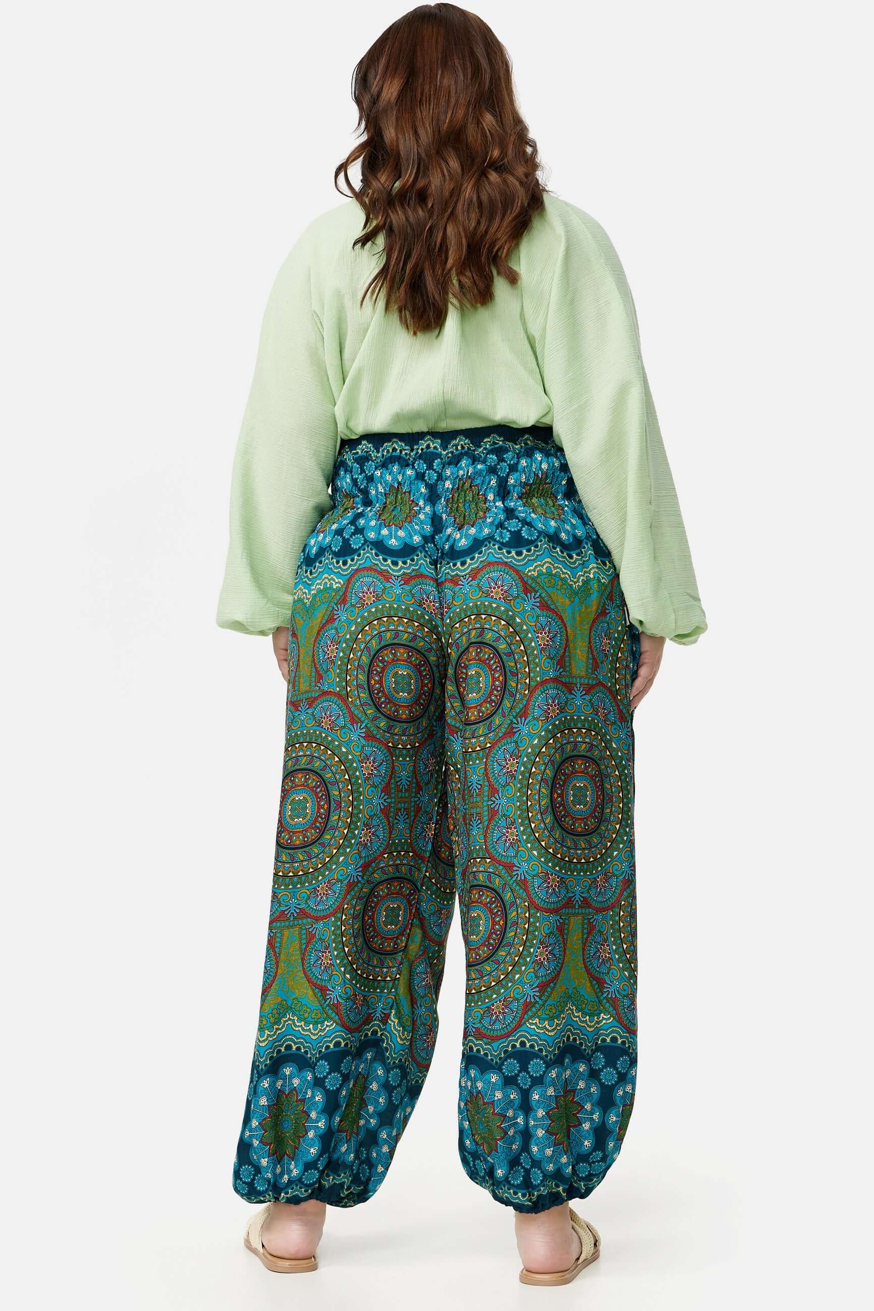 Frau in grün-blau gemusterter Haremshose Ozean Ornamente Plus Size von hinten