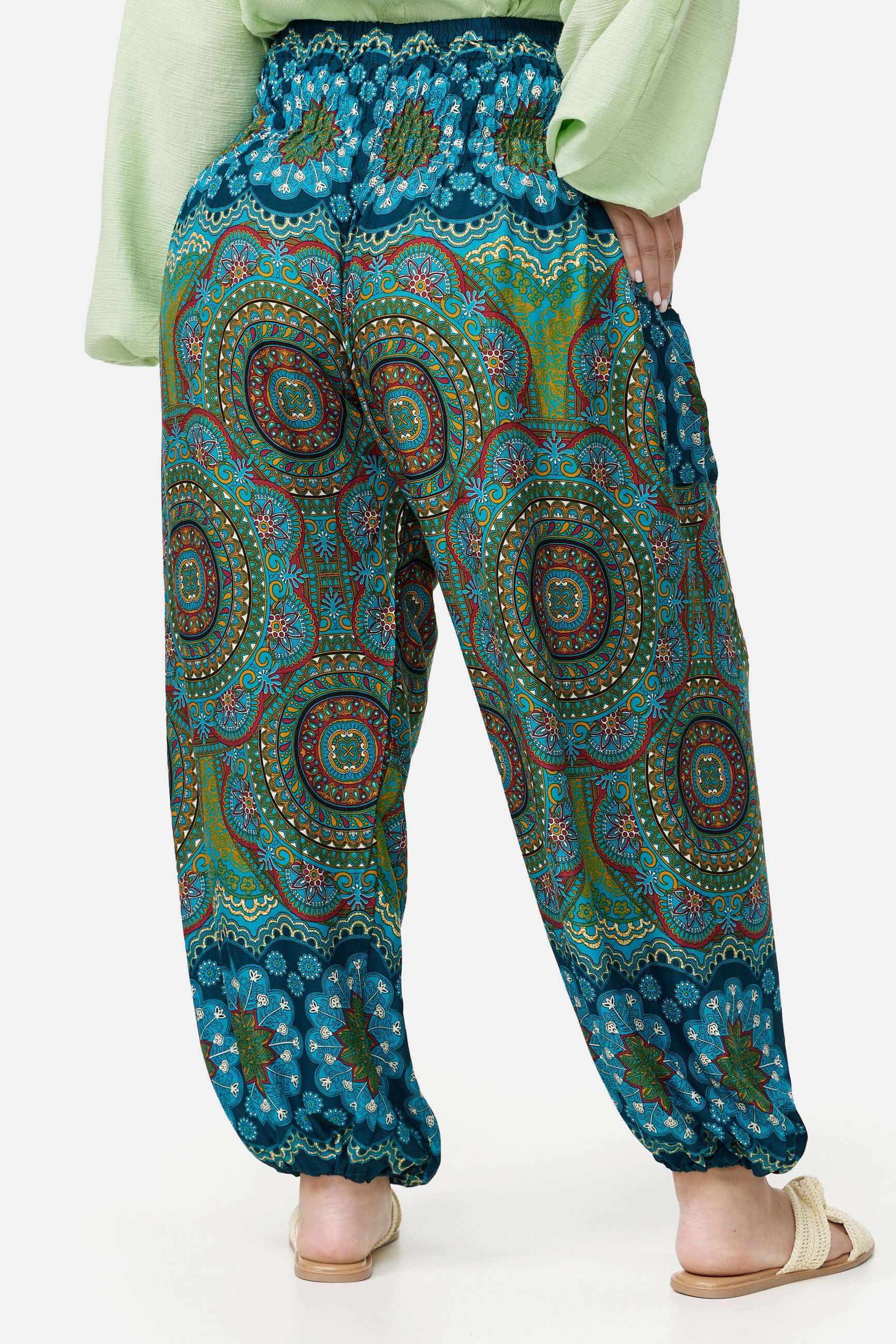 Grün-blau gemusterte Haremshose Ozean Ornamente Plus Size von hinten close-up