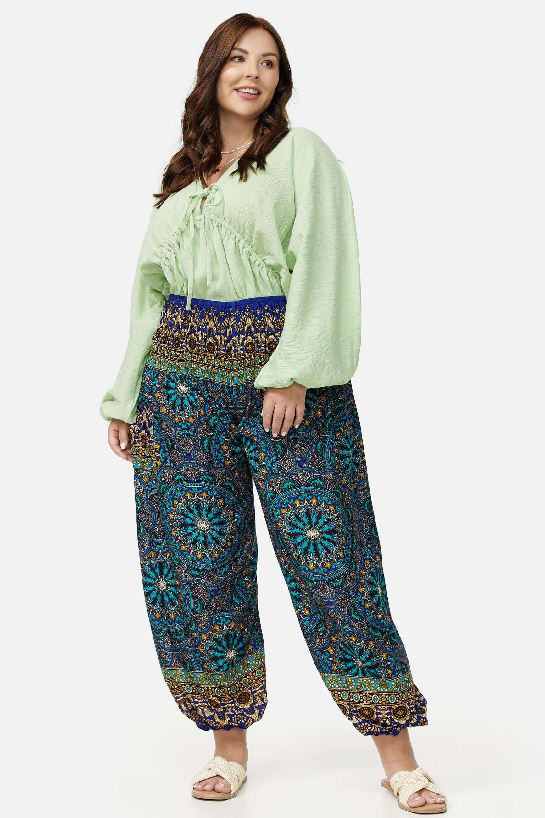 Frau in blau gemusterter Haremshose Plus Size von vorne